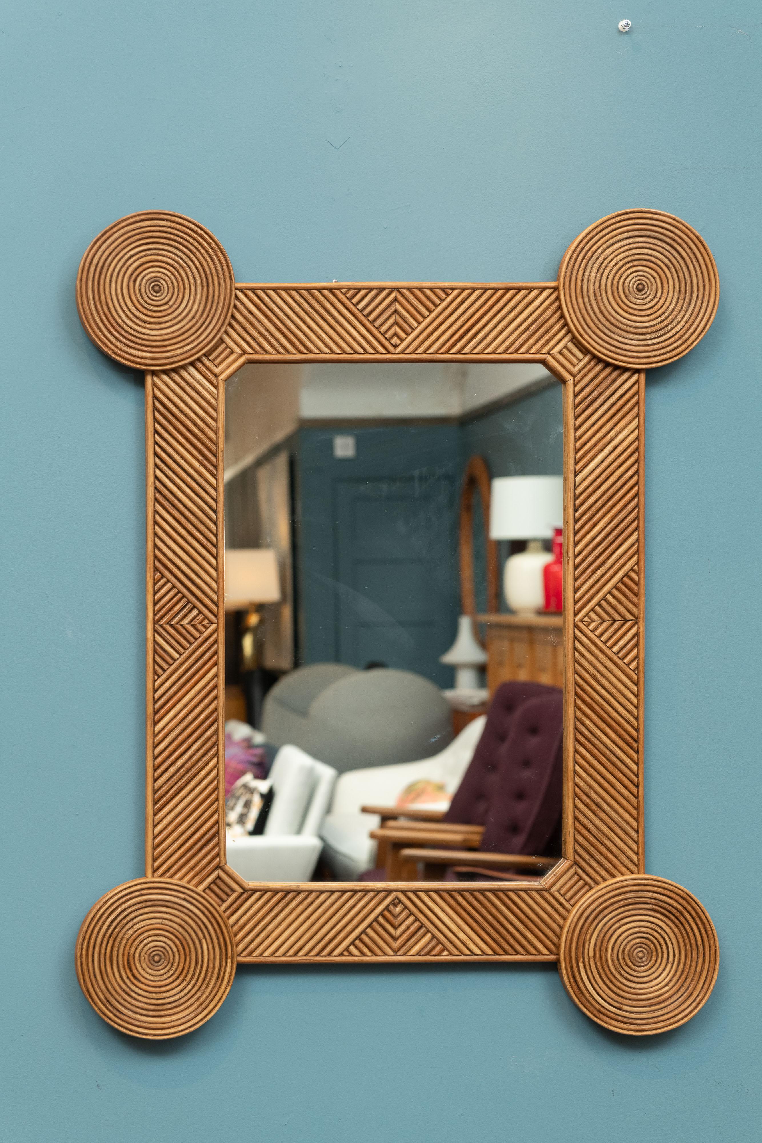 Rene Houben Design Rattan Wandspiegel entworfen von OTHR, Niederlande.
Wandspiegel im Bohemian Chic, der sowohl horizontal als auch vertikal aufgehängt werden kann.
Bestehend aus einem rechteckigen und einem runden Rattan-Bambus-Holz-Rahmen,