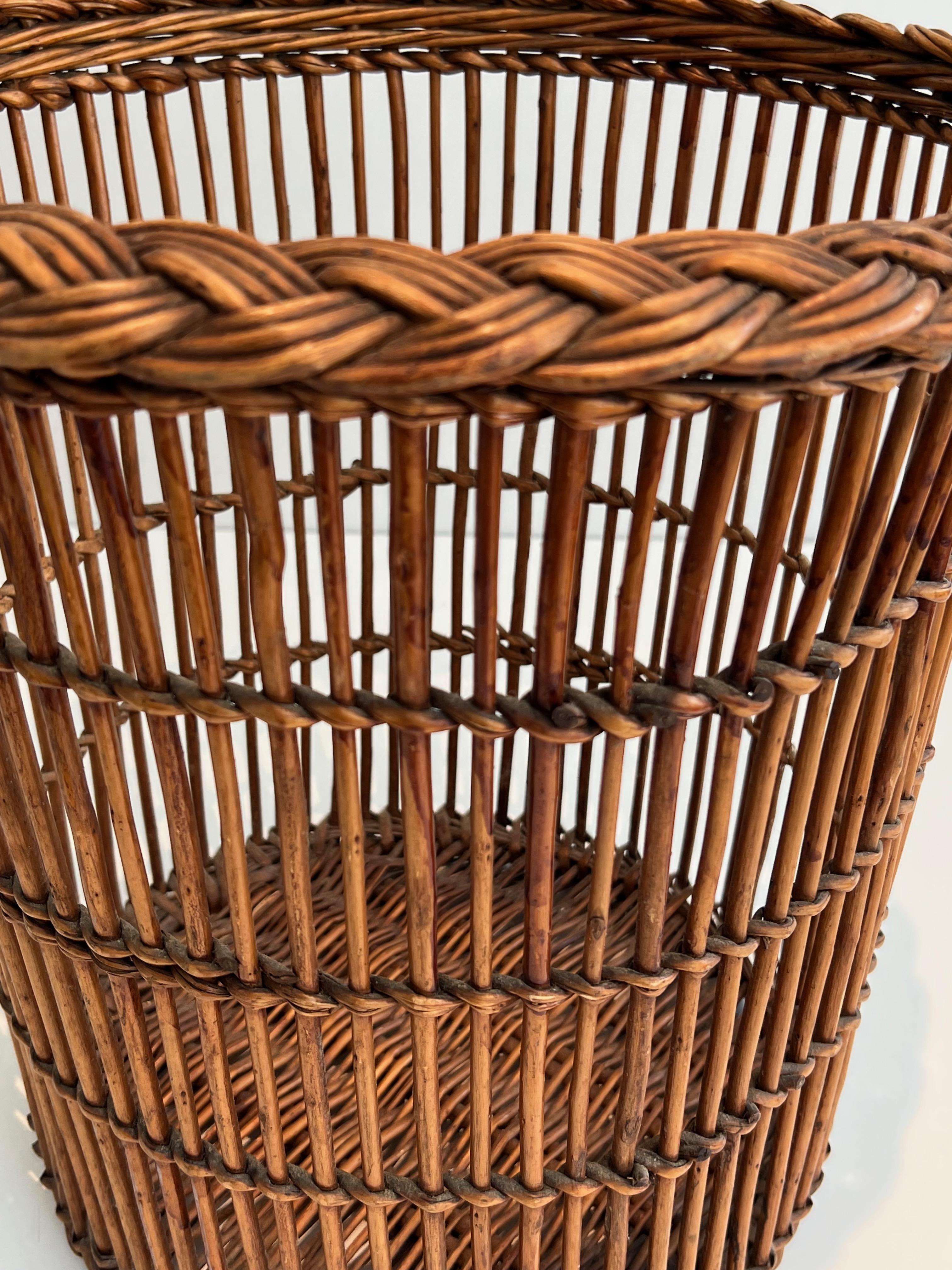 Rattan waste paper basket. French work. Circa 1950 In Good Condition In Marcq-en-Barœul, Hauts-de-France