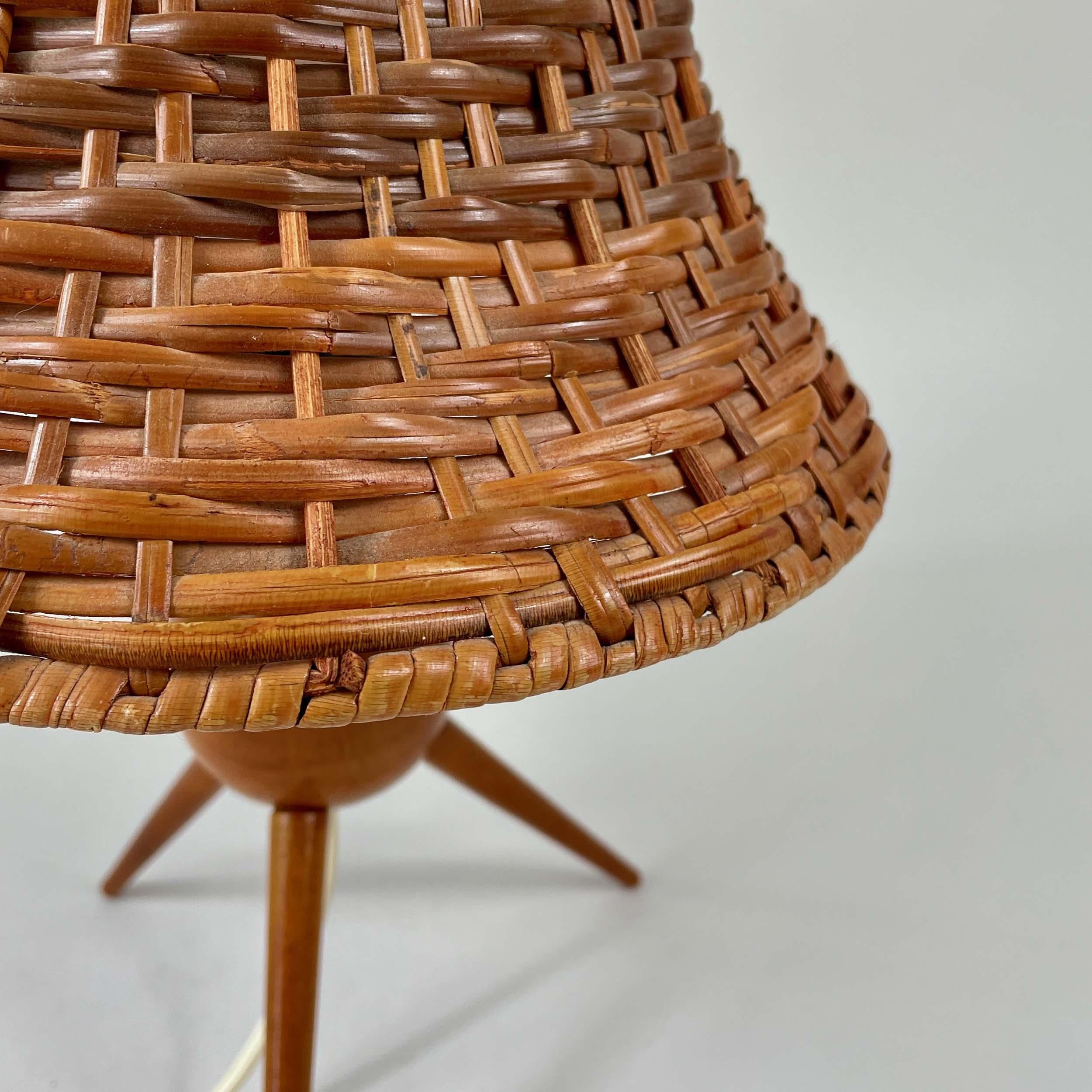 Rattan Wicker and Birch Tripod Table Lamp, Austria 1950s In Good Condition For Sale In NUEMBRECHT, NRW