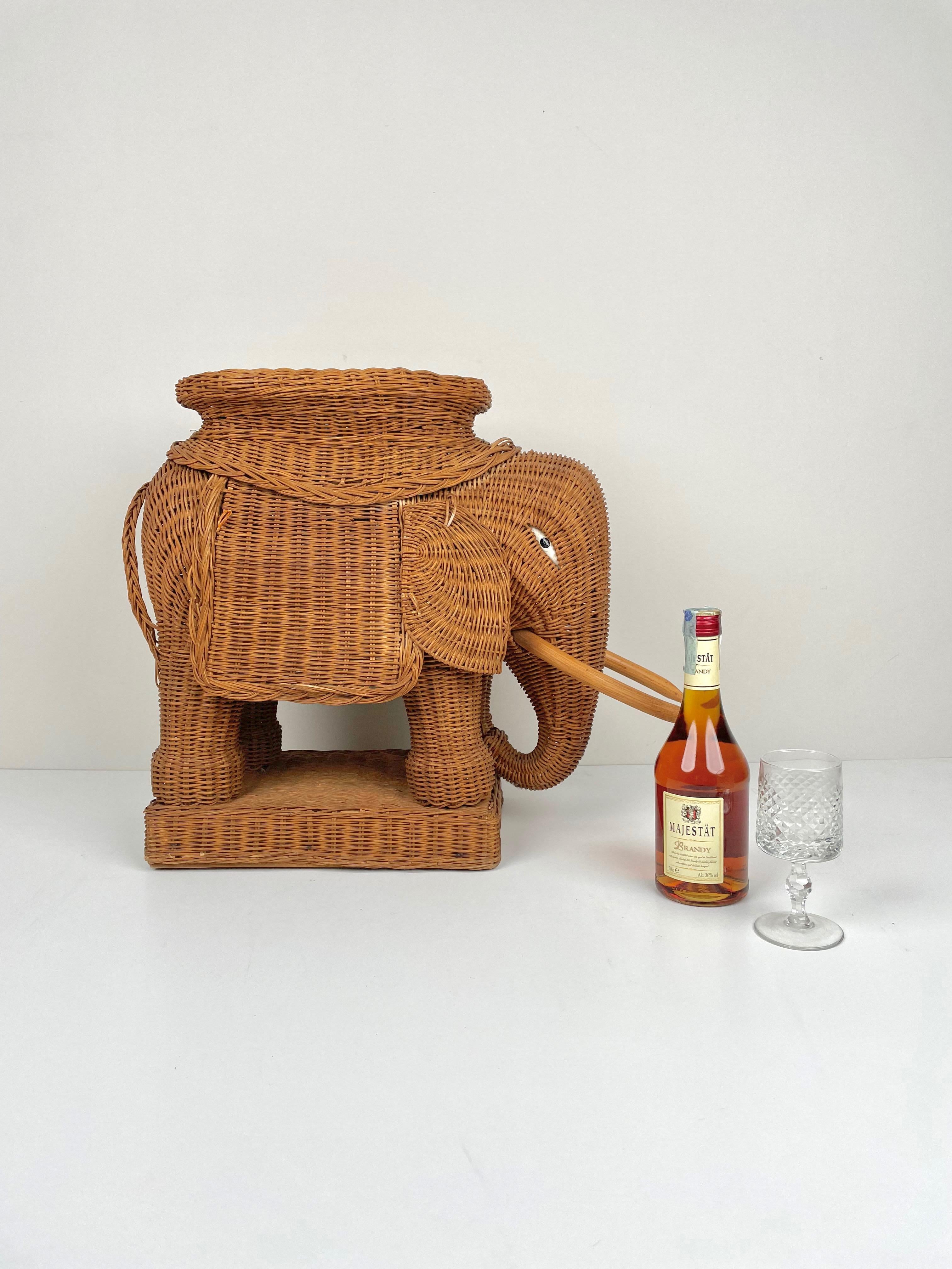 Rattan Wicker Elephant Side Coffee Table, France, 1960s In Good Condition In Rome, IT