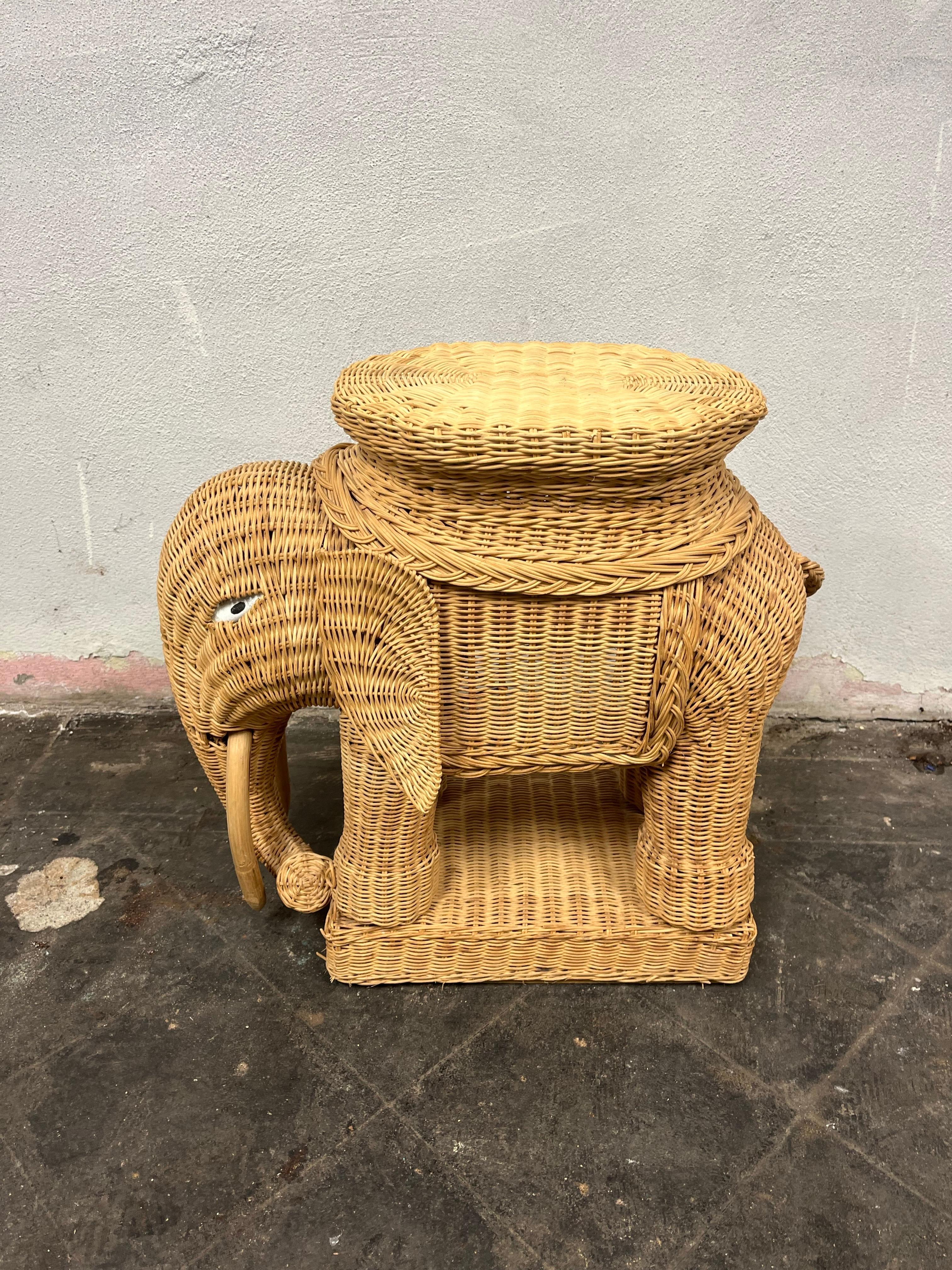 Mid Century Elefanten Couchtisch oder Beistelltisch mit abnehmbarer Platte aus Rattan mit Holzstoßzähnen im Stil von Vivai Del Sud. Robust und stilvoll.
Bordsteinkante nach NYC/Philly $450