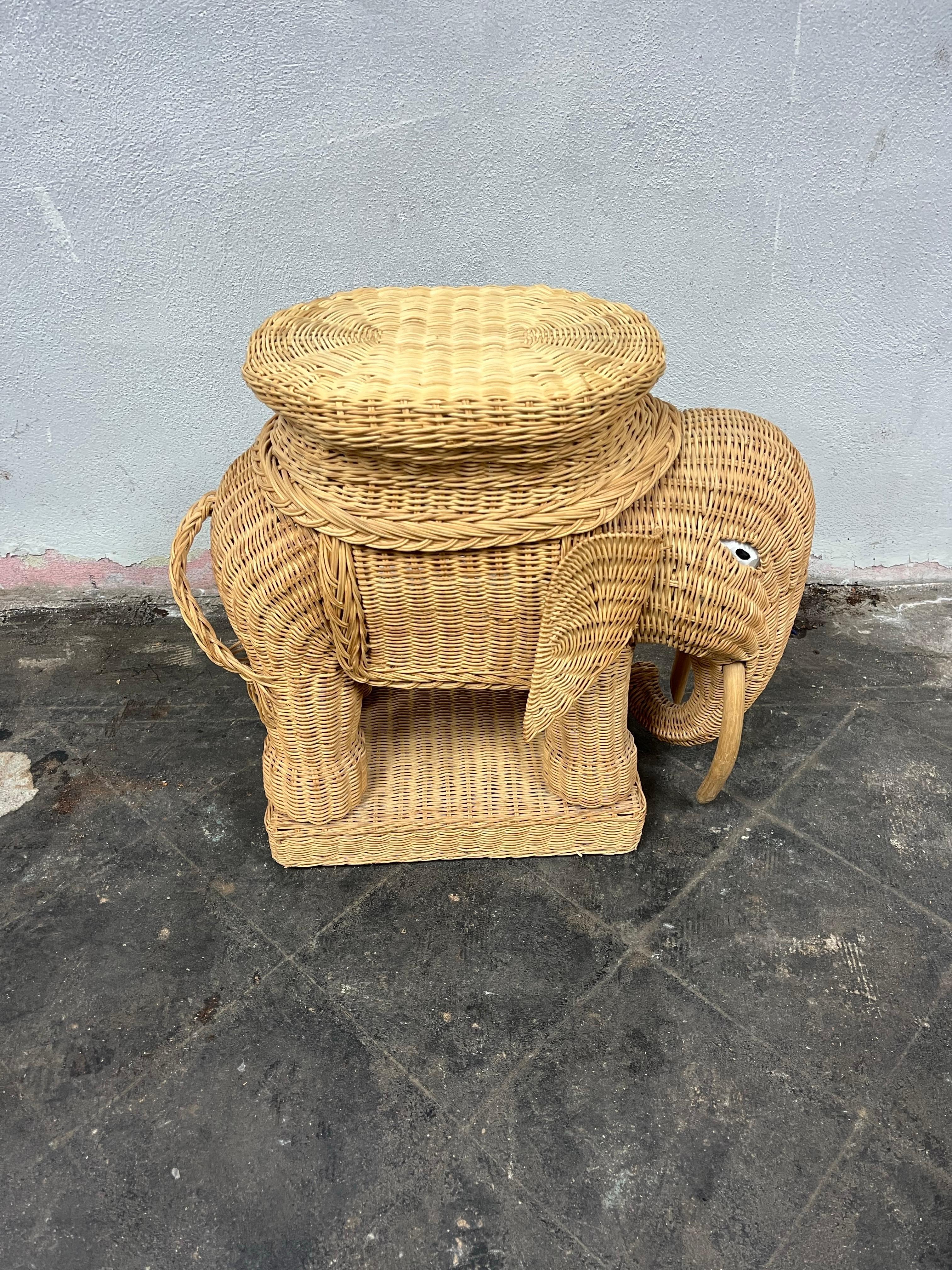 Rattan & Geflecht Elefant Seite Couchtisch Vivai del Sud Stil (Korbweide) im Angebot