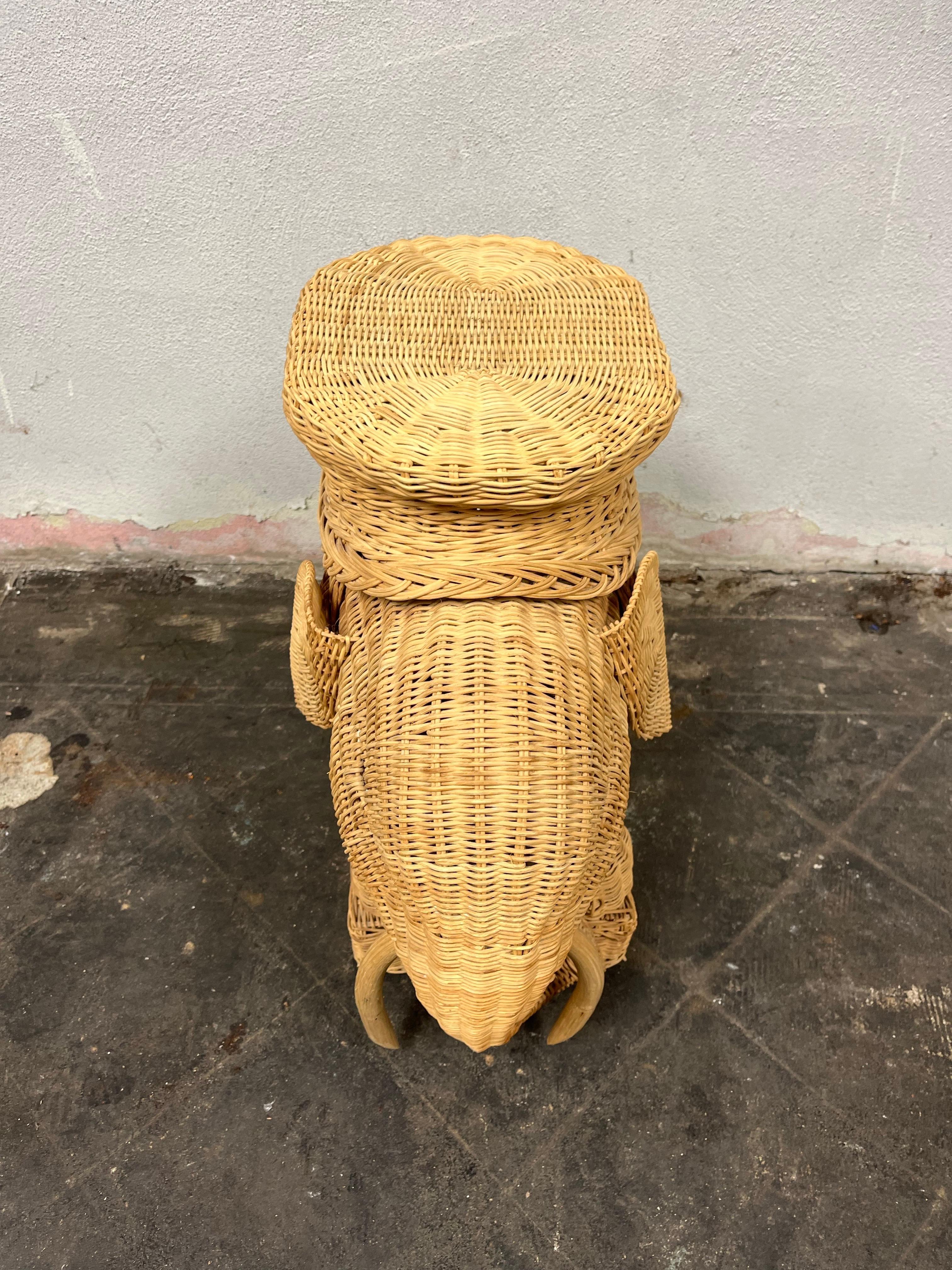 Rattan & Geflecht Elefant Seite Couchtisch Vivai del Sud Stil im Angebot 1