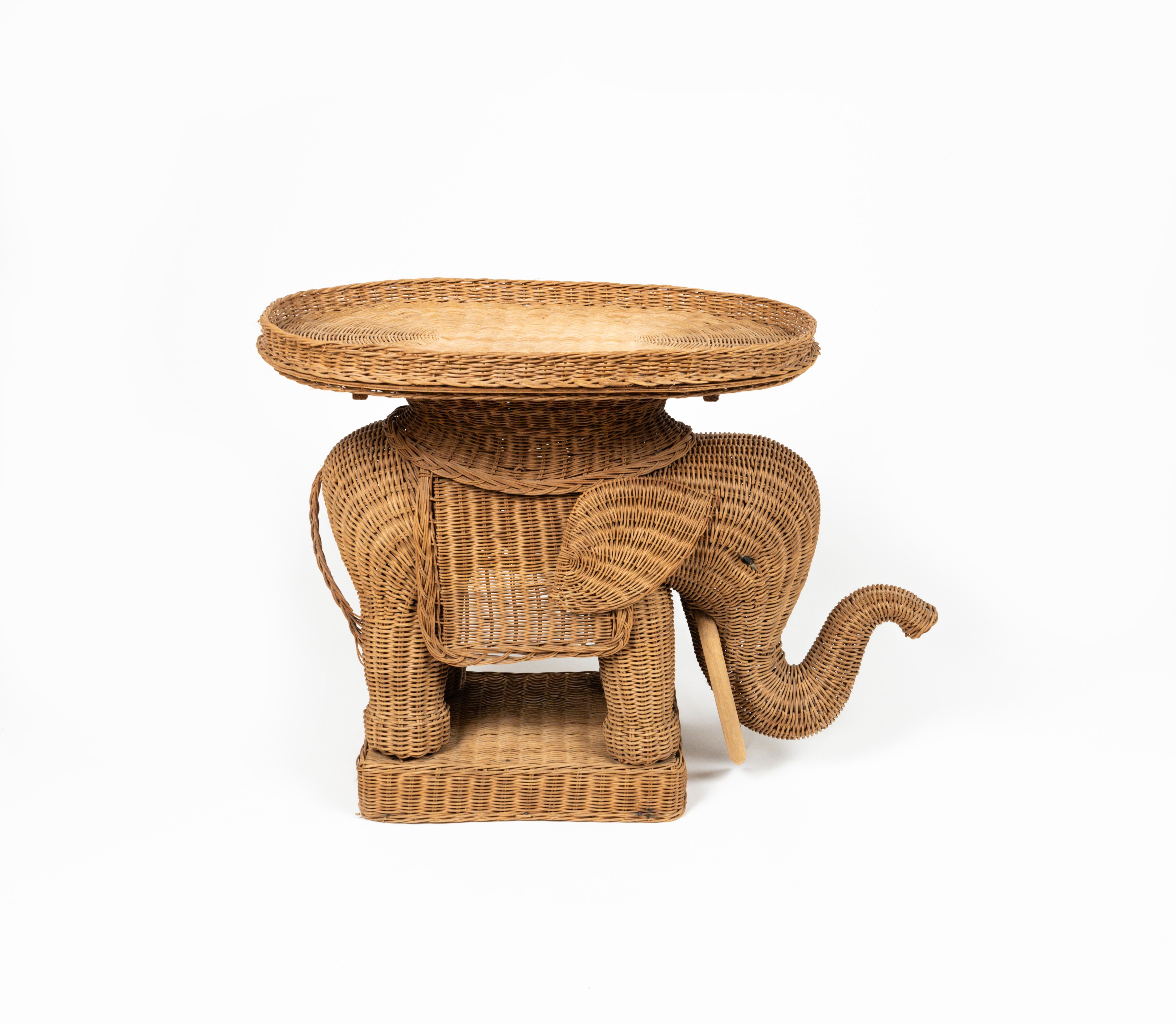 Table basse / table d'appoint en forme d'éléphant en rotin tressé à la main avec des défenses en bois dans le style de Vivai Del Sud.

Il est également doté d'un plateau amovible en osier.

Fabriqué en Italie dans les années 1960.

Vivai del sud,