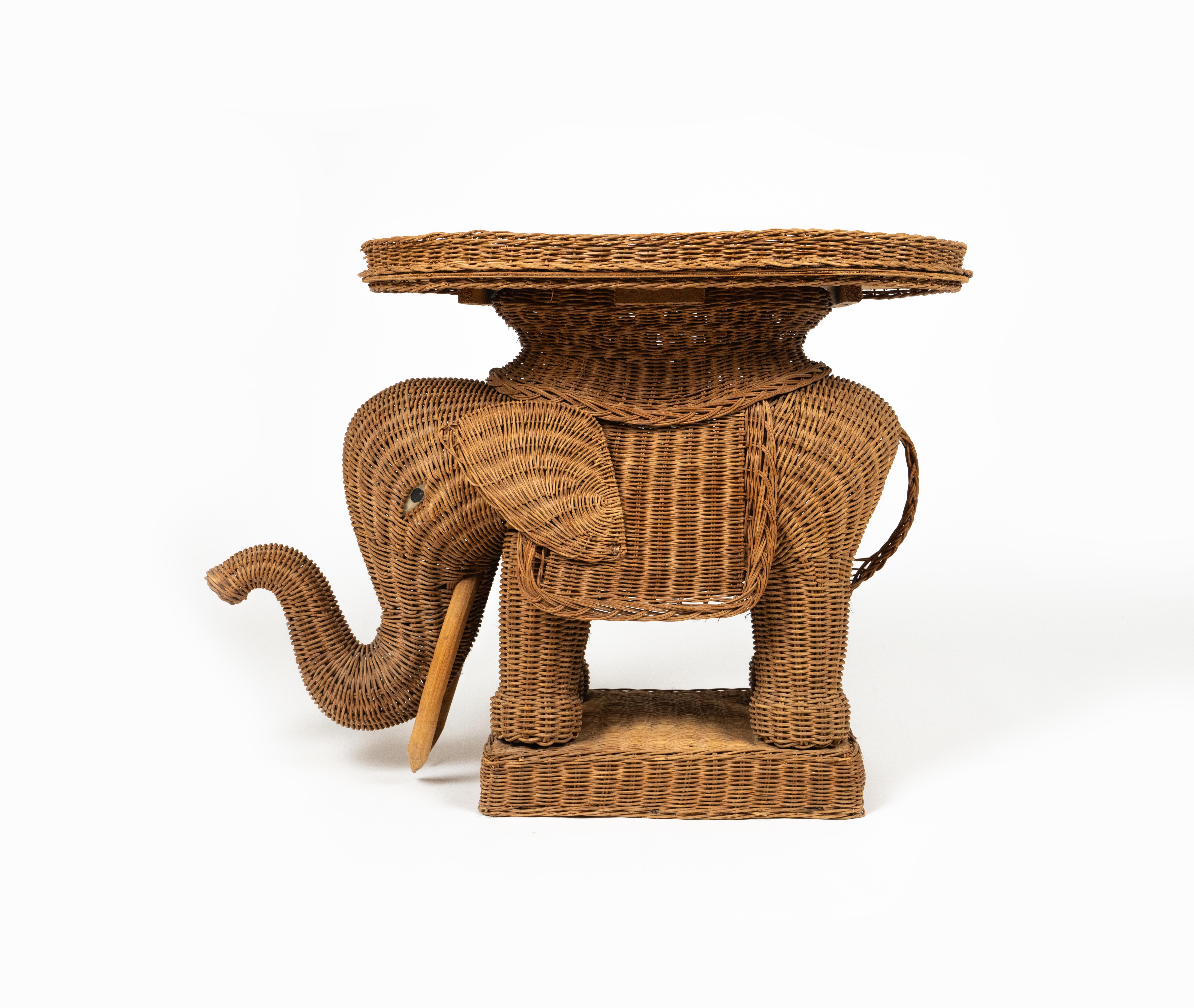 Table basse d'appoint en rotin et osier avec éléphant, style Vivai Del Sud, Italie, années 1960 Bon état - En vente à Rome, IT