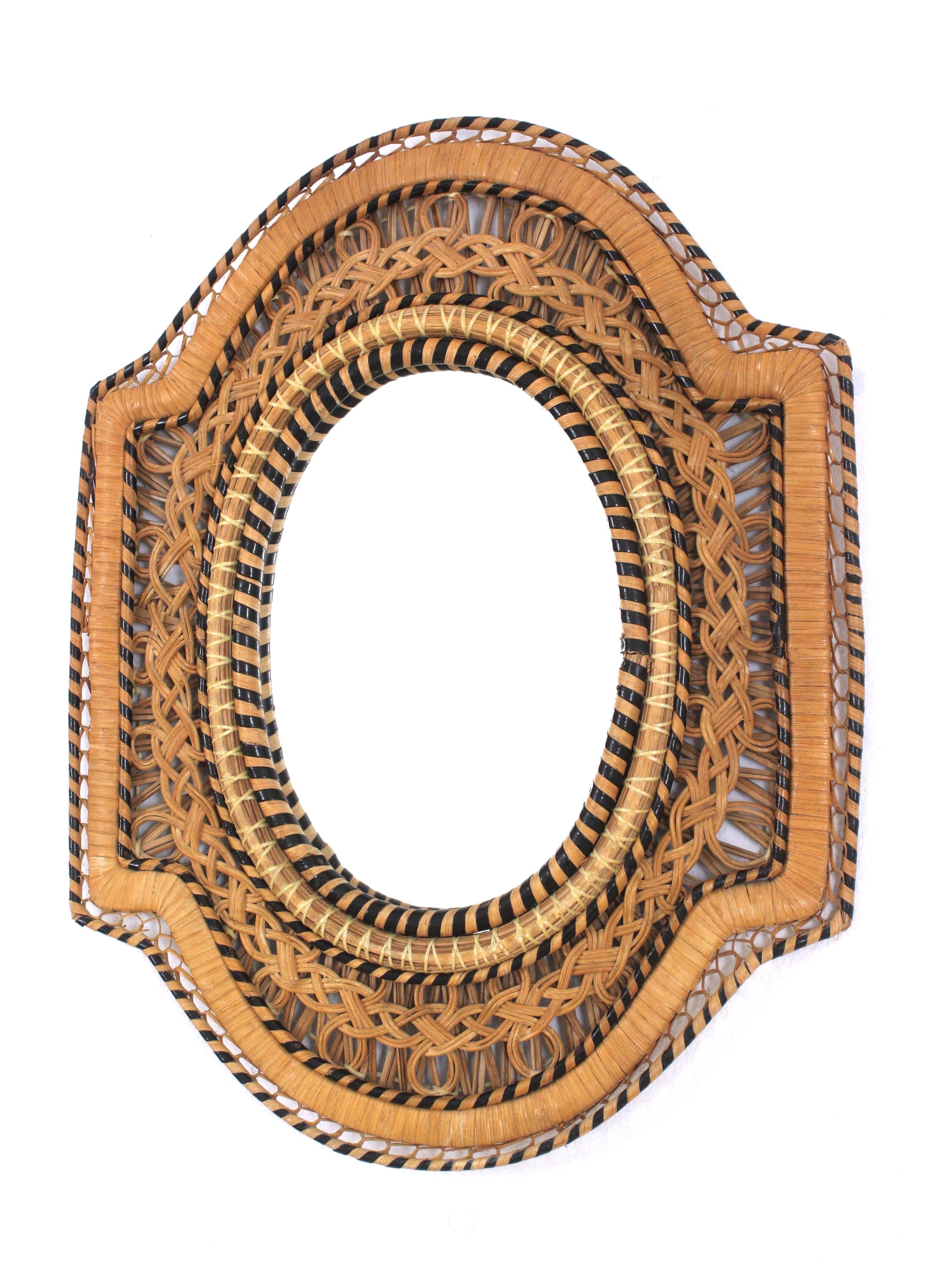 Specchio da parete in rattan e vimini con pavone in filigrana in vendita 2