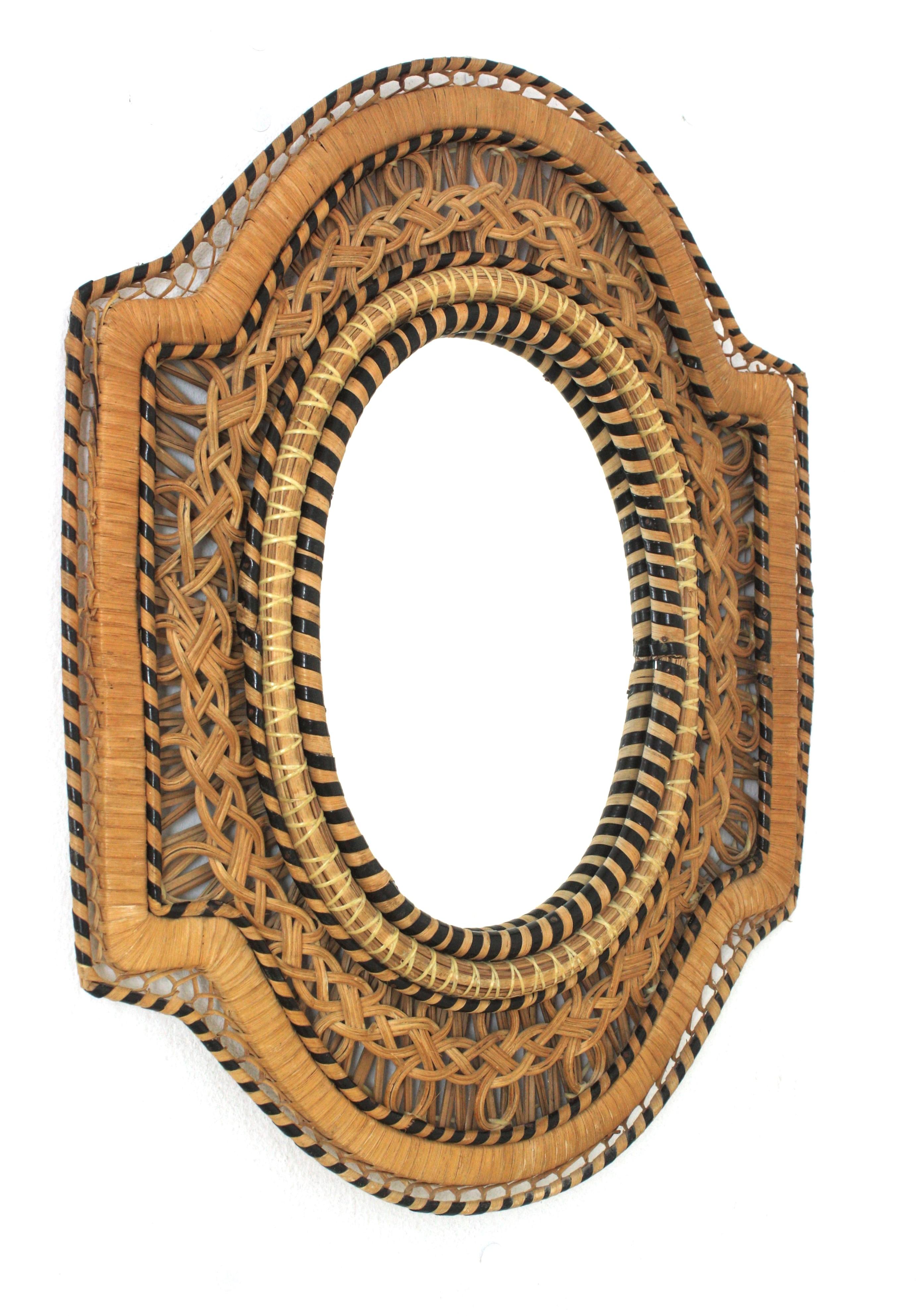 Mid-Century moderno Specchio da parete in rattan e vimini con pavone in filigrana in vendita