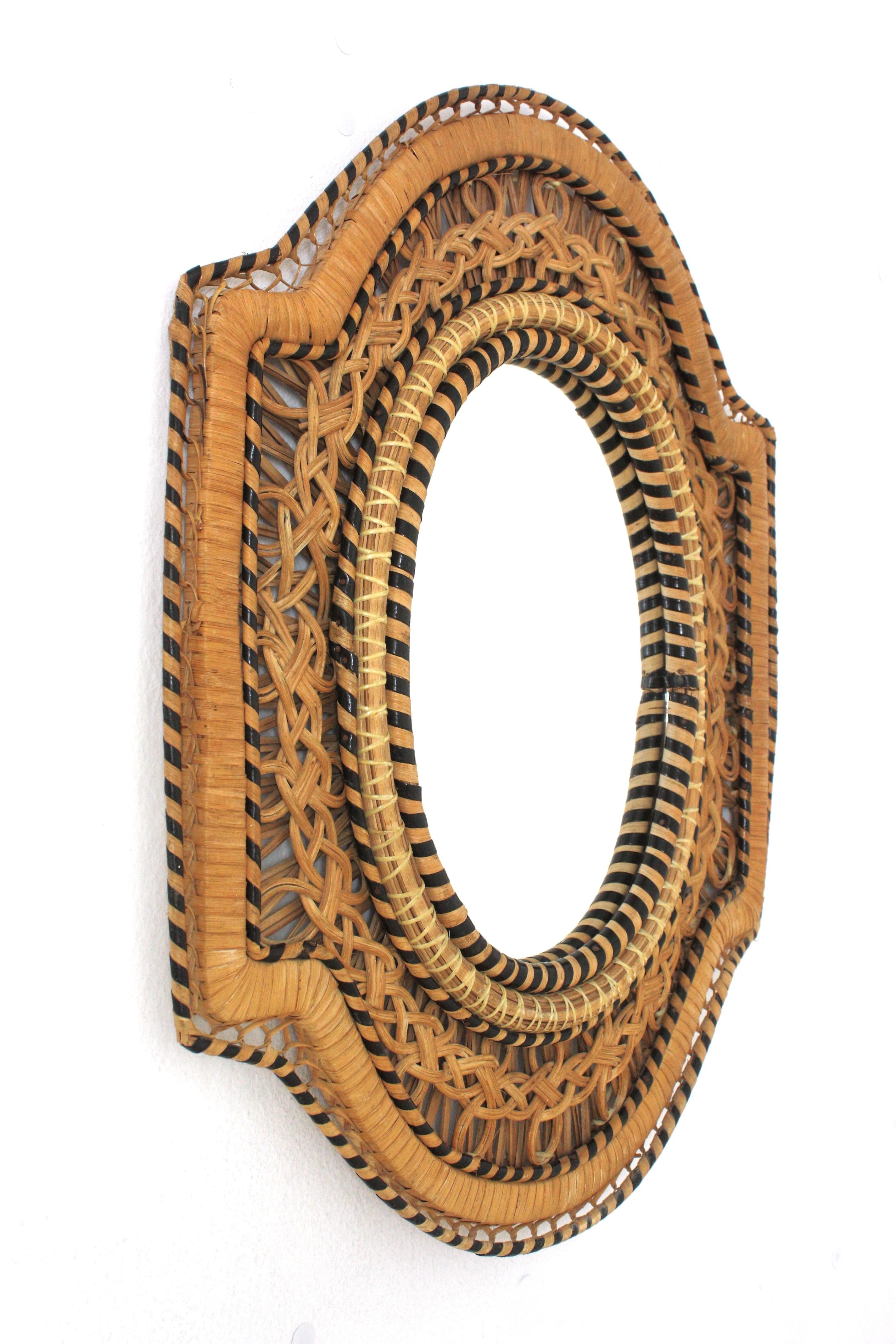 Spagnolo Specchio da parete in rattan e vimini con pavone in filigrana in vendita