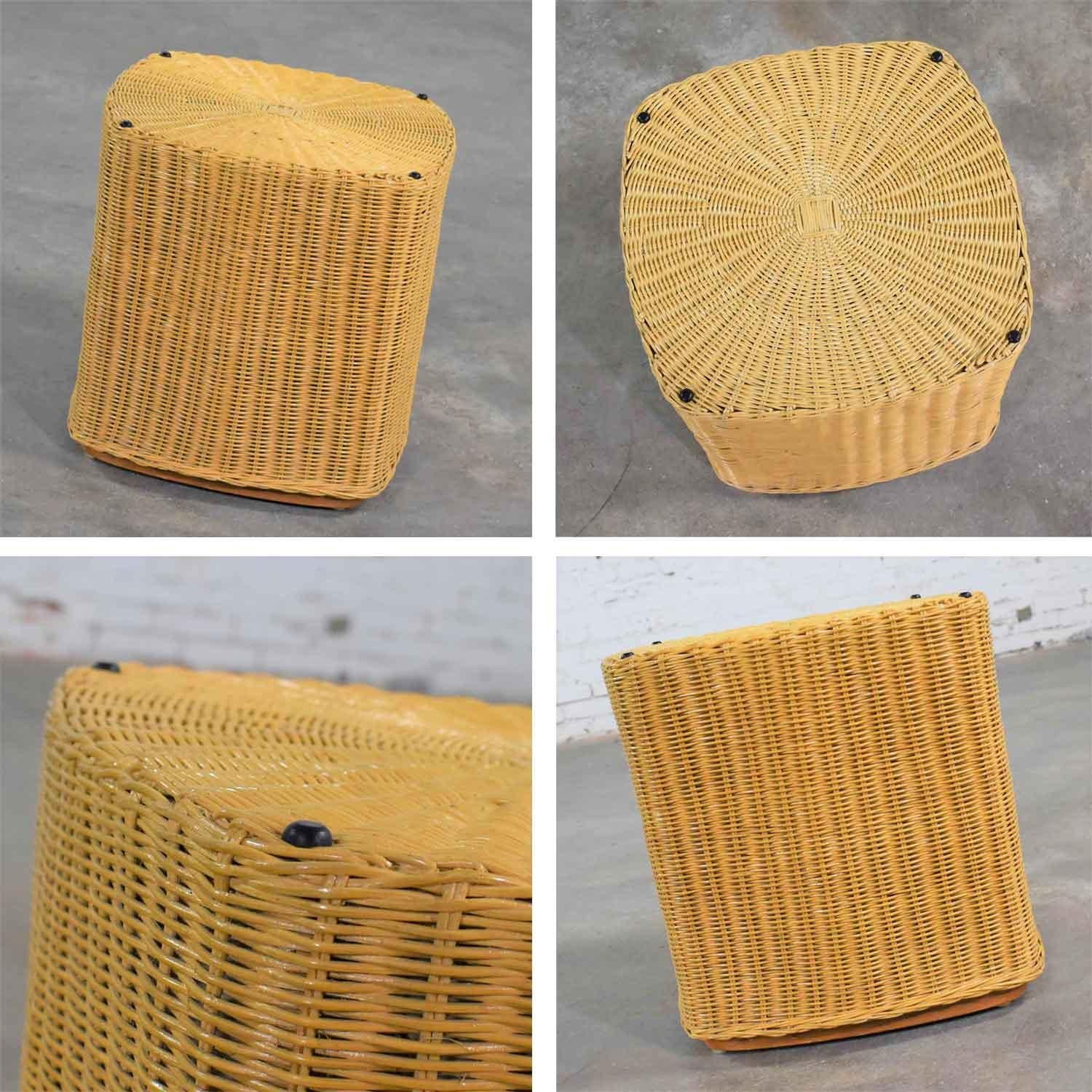Rattan Wicker Organic Modern Side Table with Thick Glass Top en vente 9