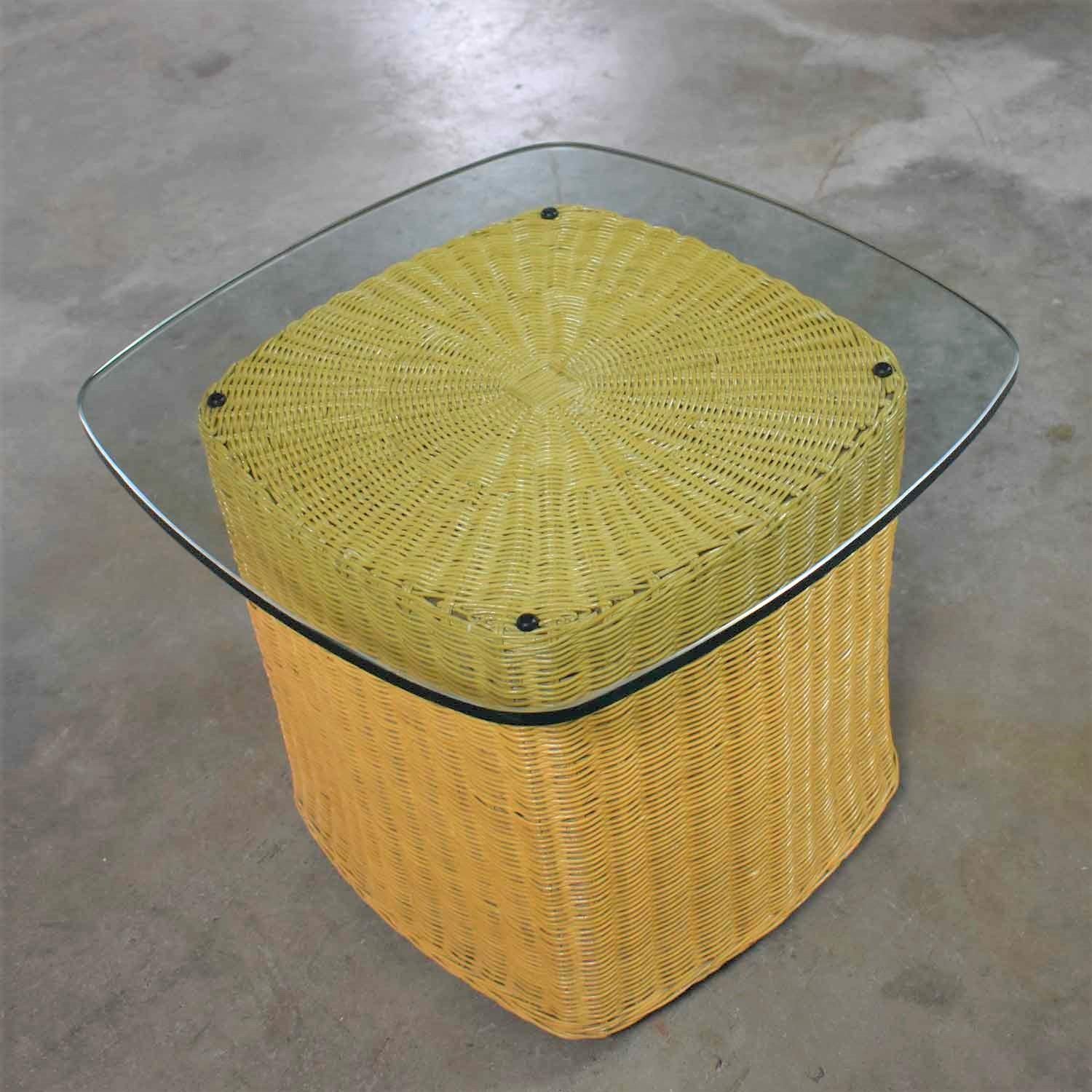 Rattan Wicker Organic Modern Side Table with Thick Glass Top Bon état - En vente à Topeka, KS