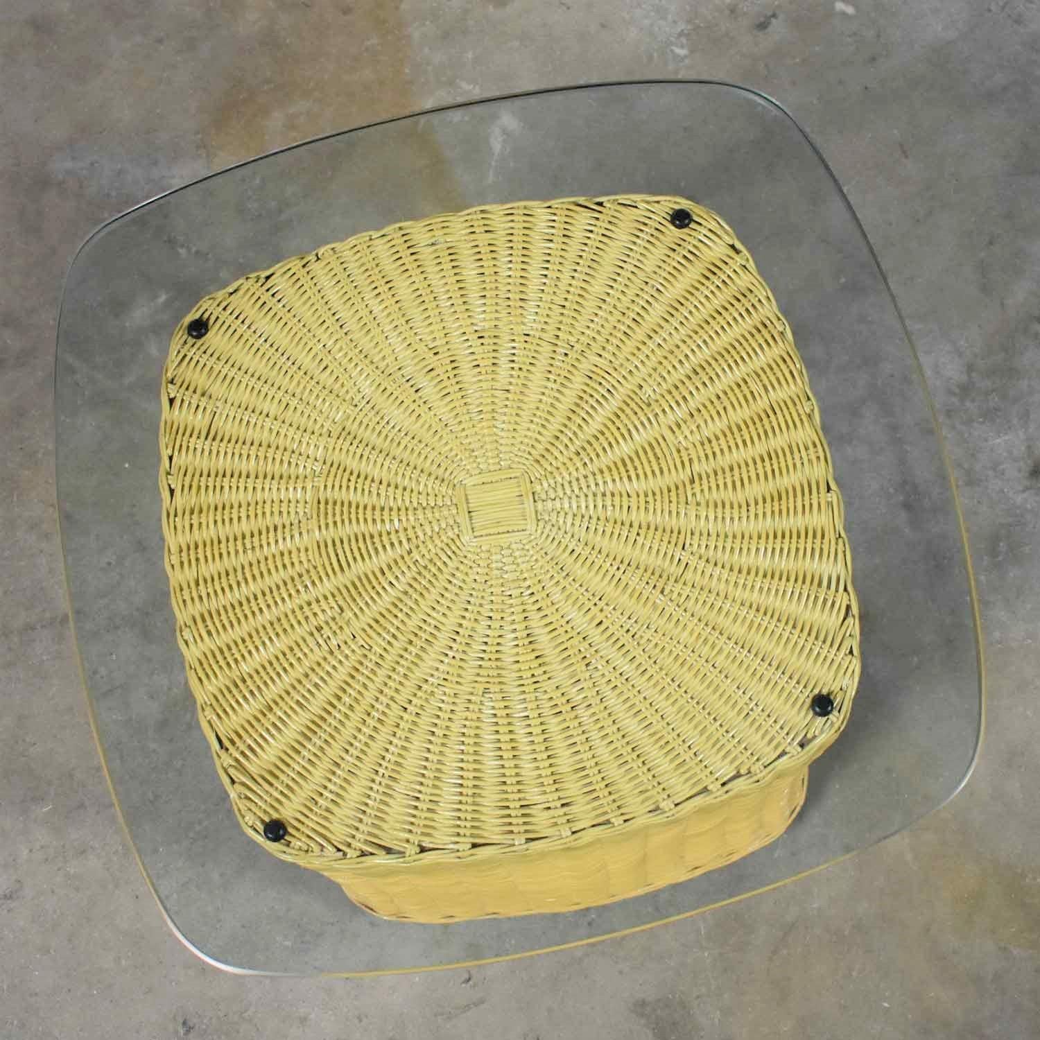 Rattan Wicker Organic Modern Side Table with Thick Glass Top In Good Condition For Sale In Topeka, KS