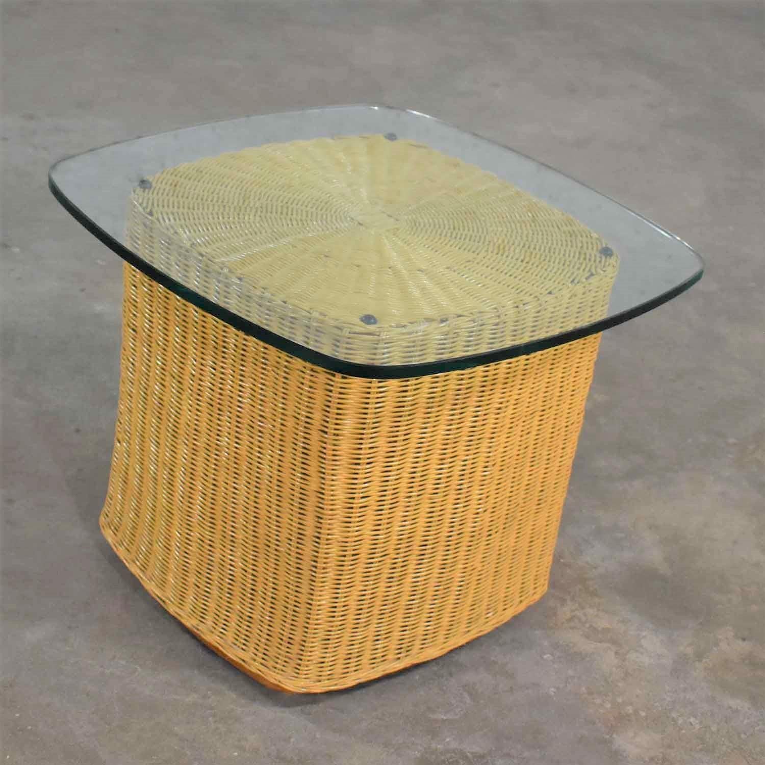 Rattan Wicker Organic Modern Side Table with Thick Glass Top For Sale 1