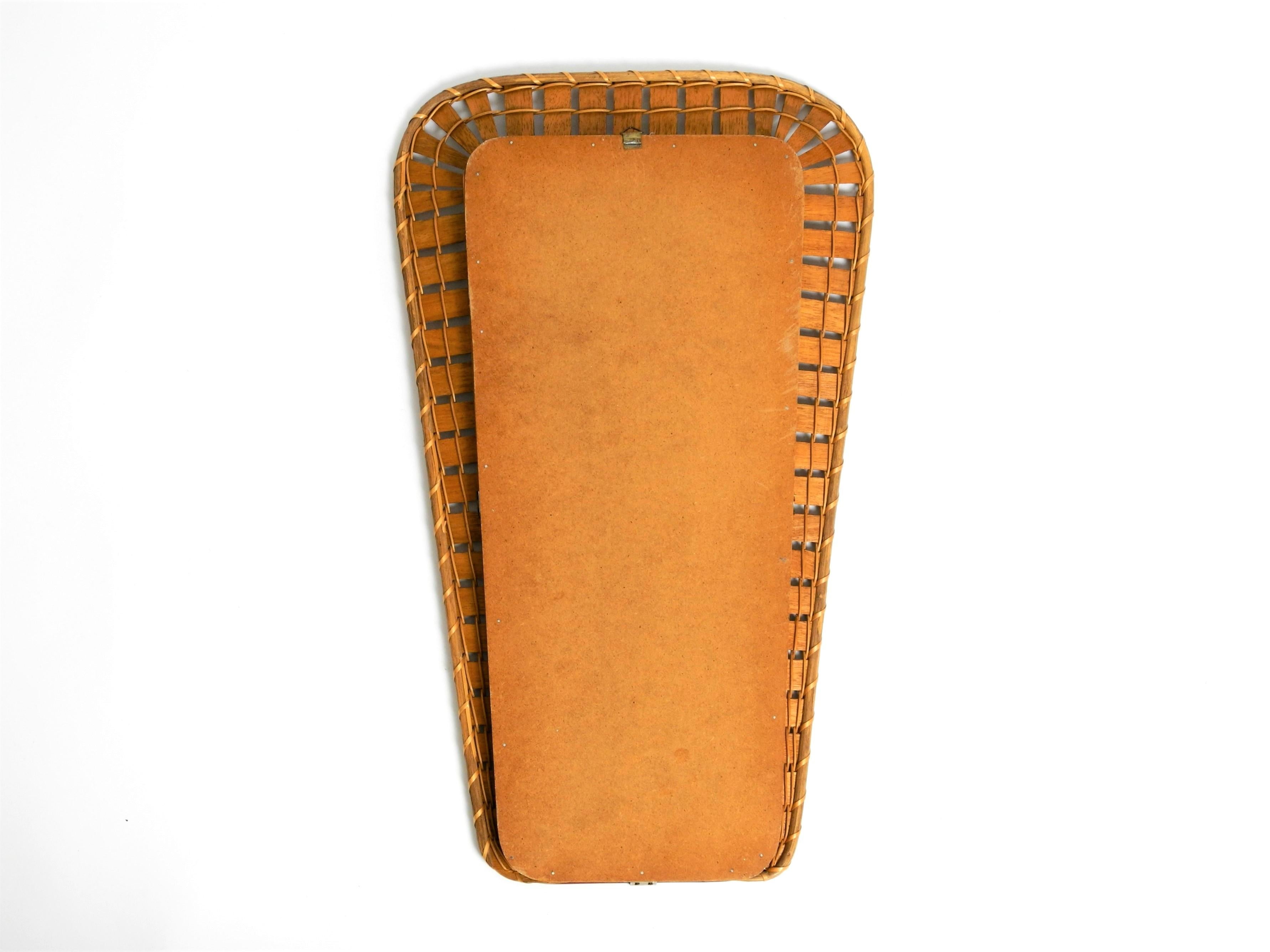 Espejo trapecio de mimbre y ratán, años 70, Italia en venta 1