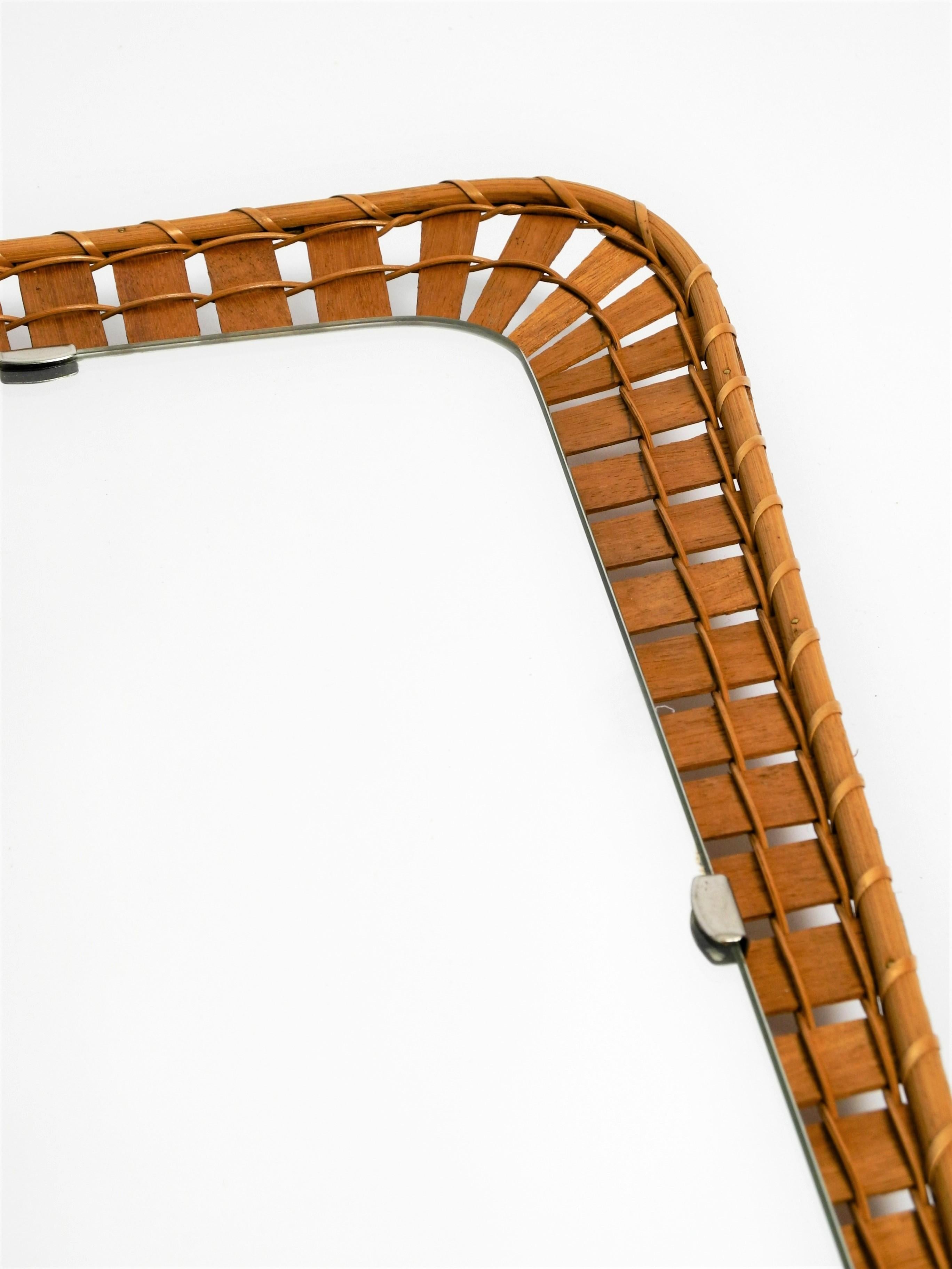 Espejo trapecio de mimbre y ratán, años 70, Italia finales del siglo XX en venta