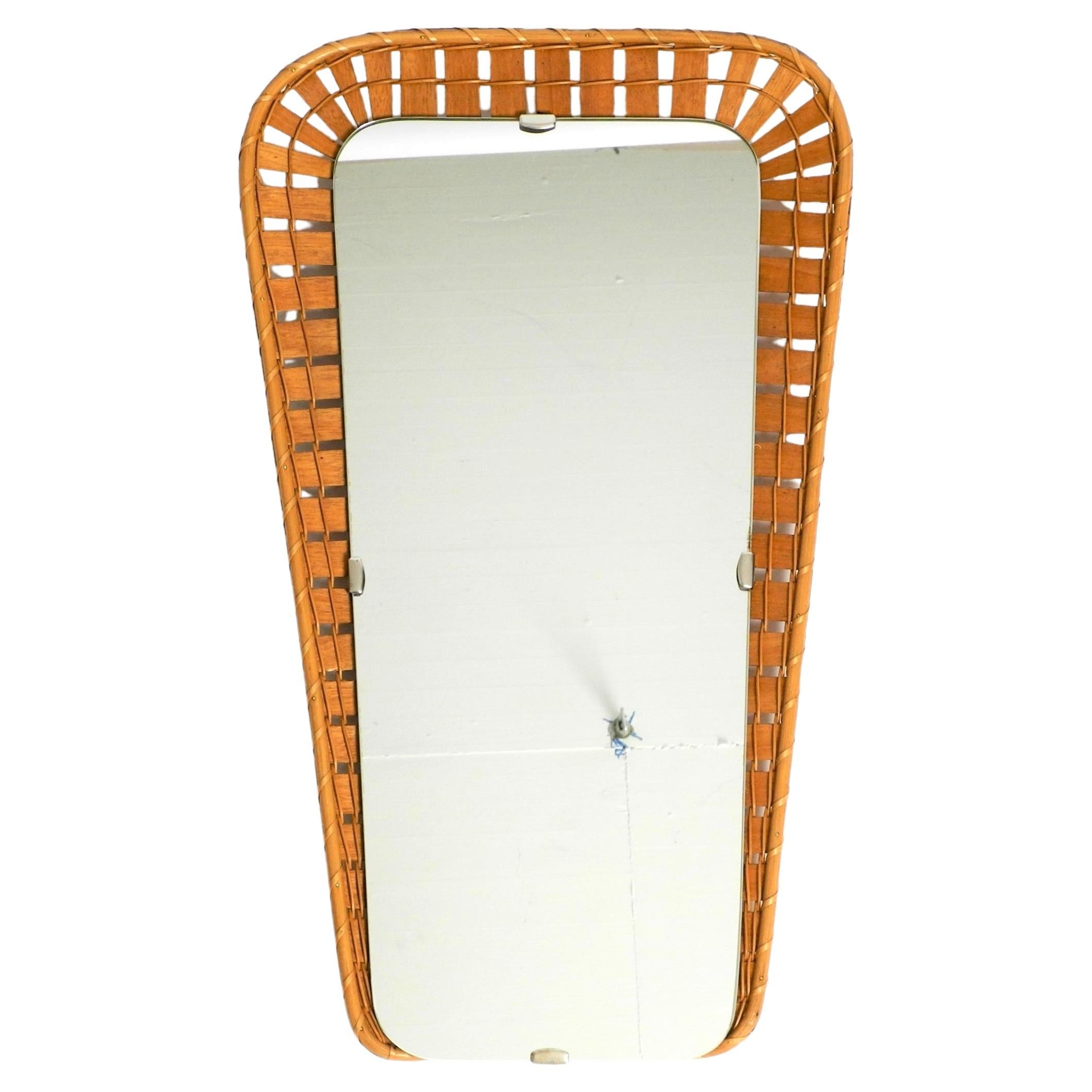 Espejo trapecio de mimbre y ratán, años 70, Italia en venta
