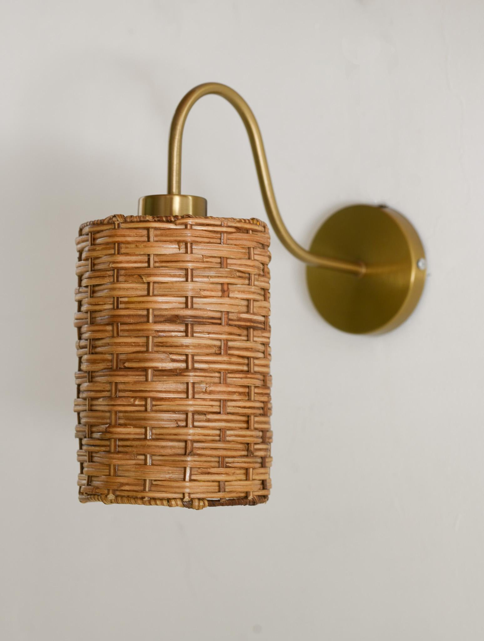 Rattan wicker wall sconce In Good Condition For Sale In Oxford, GB