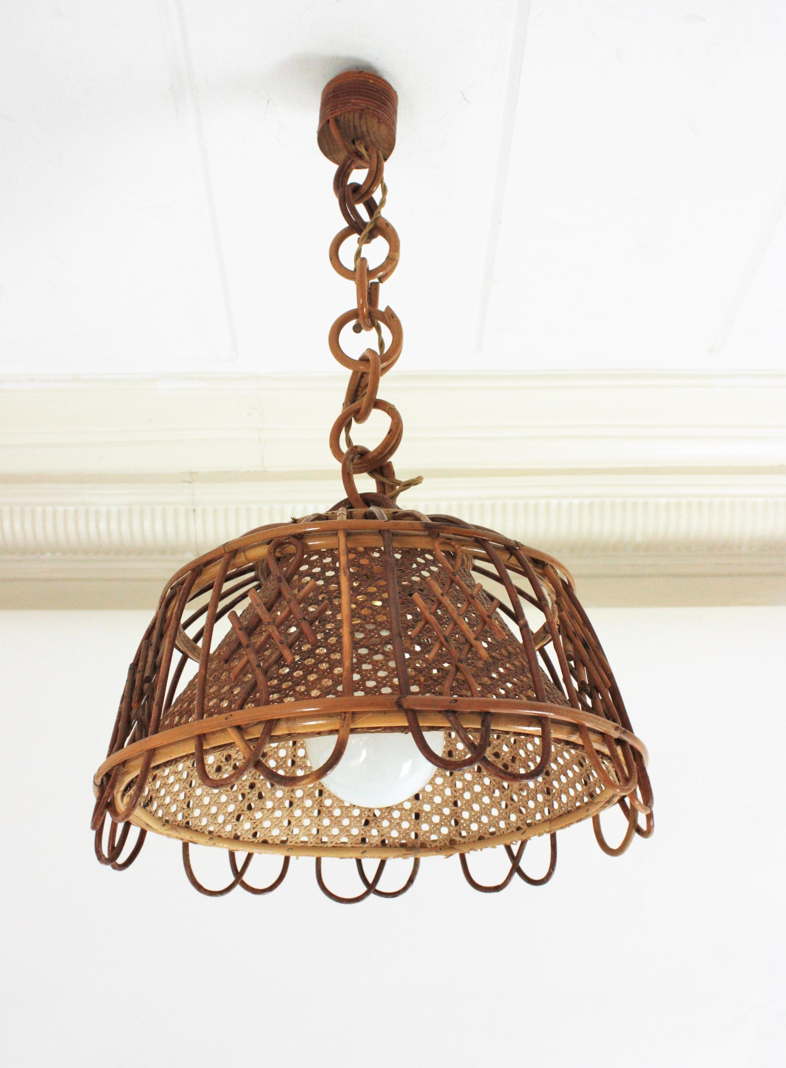 Mid-Century Modern woven wicker wire and rattan lantern or pendant ceiling lamp, Italy, 1960s. 
This cool suspension lamp features a rattan structure with vertical canes accented with chinoiserie decorations and an inner woven wicker conical