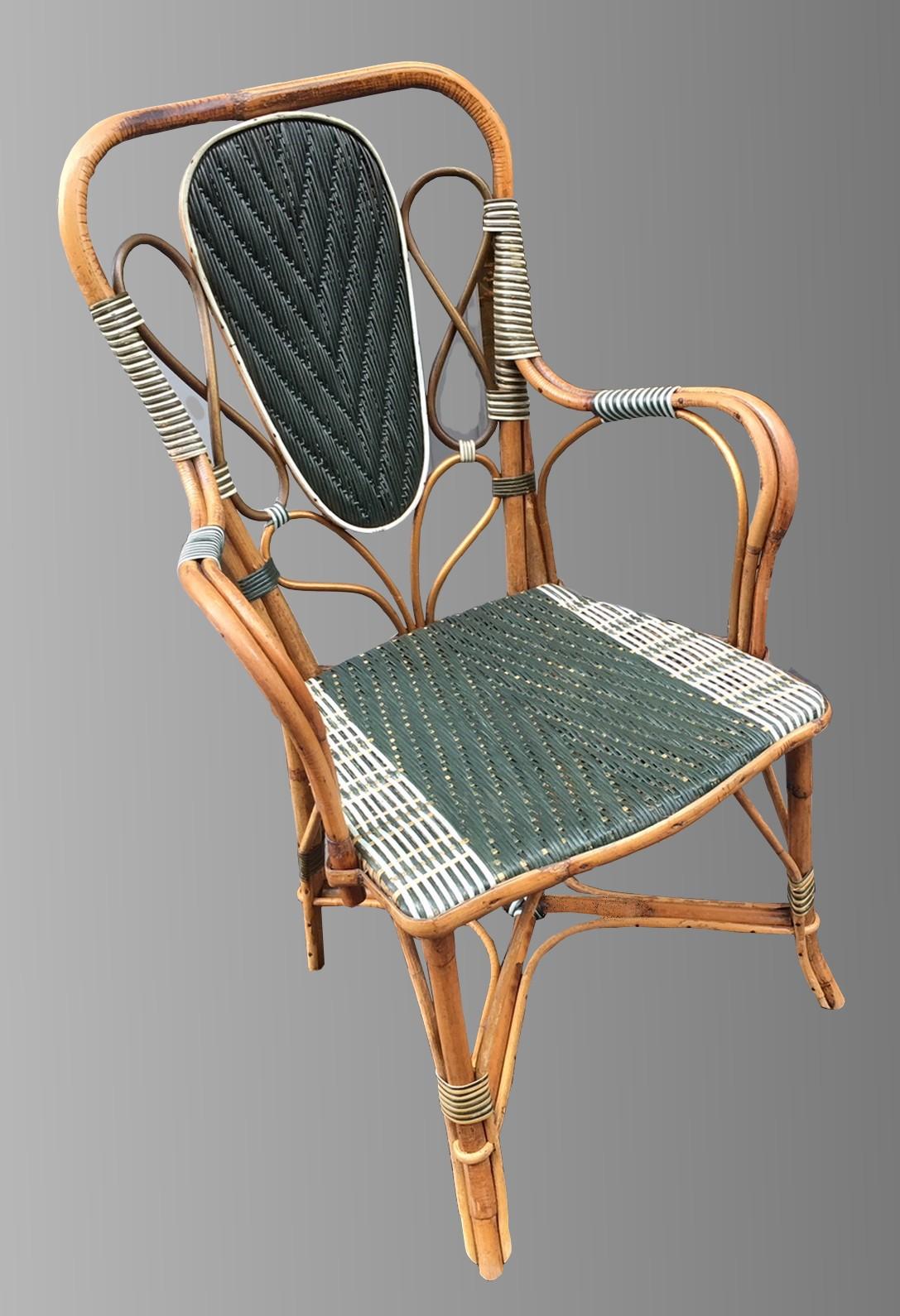 Beautiful set of winter garden composed of two armchairs, a table and a bench of feet, in cane of natural rattan and lacquered green and white cane . France 1920.

Dimension of one armchair.
Width: 22.83 in
Depth: 18.50 in
Height: 39.37