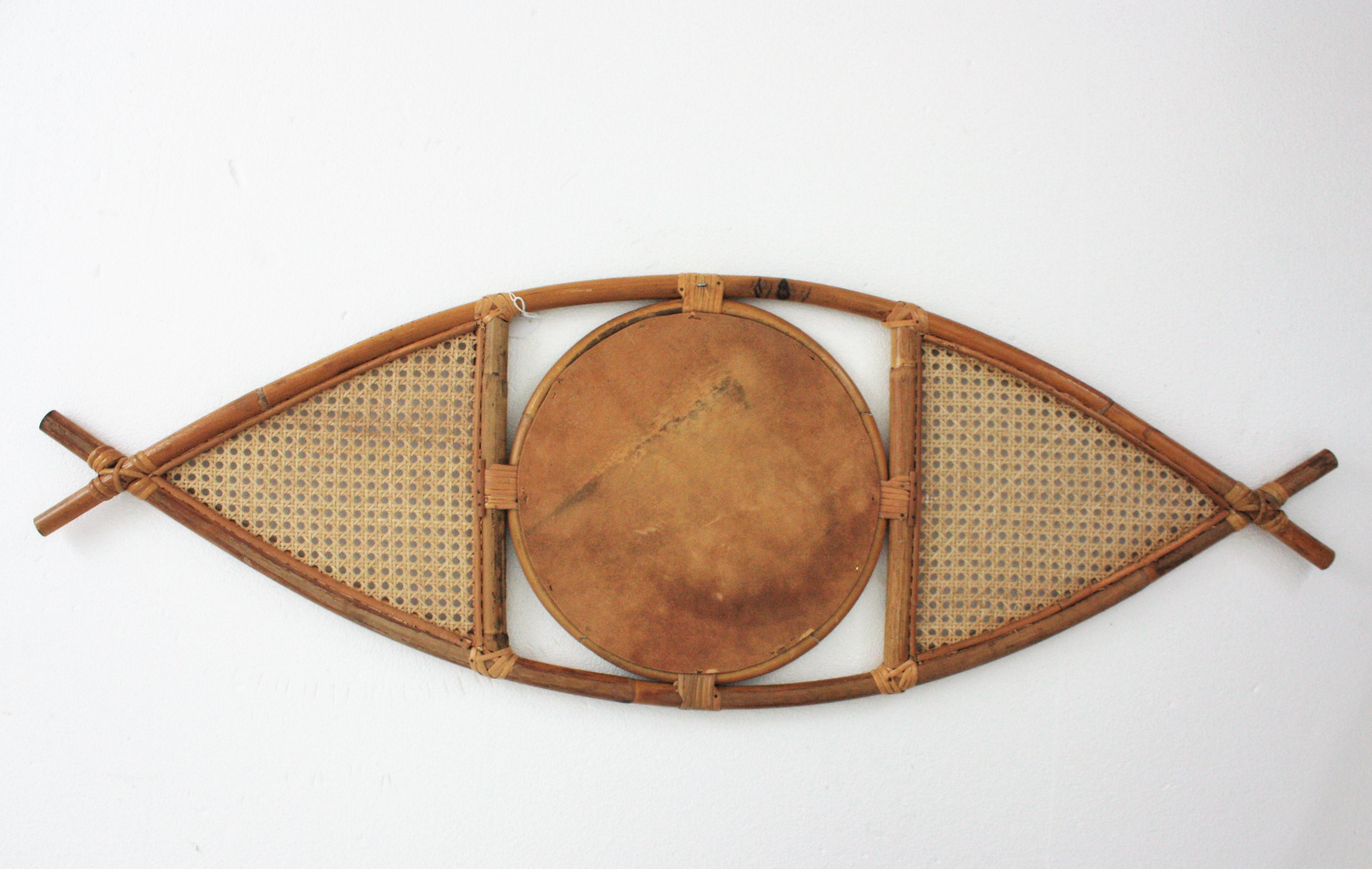 Rattan Wicker Eye Shaped Wall Mirror In Good Condition For Sale In Barcelona, ES