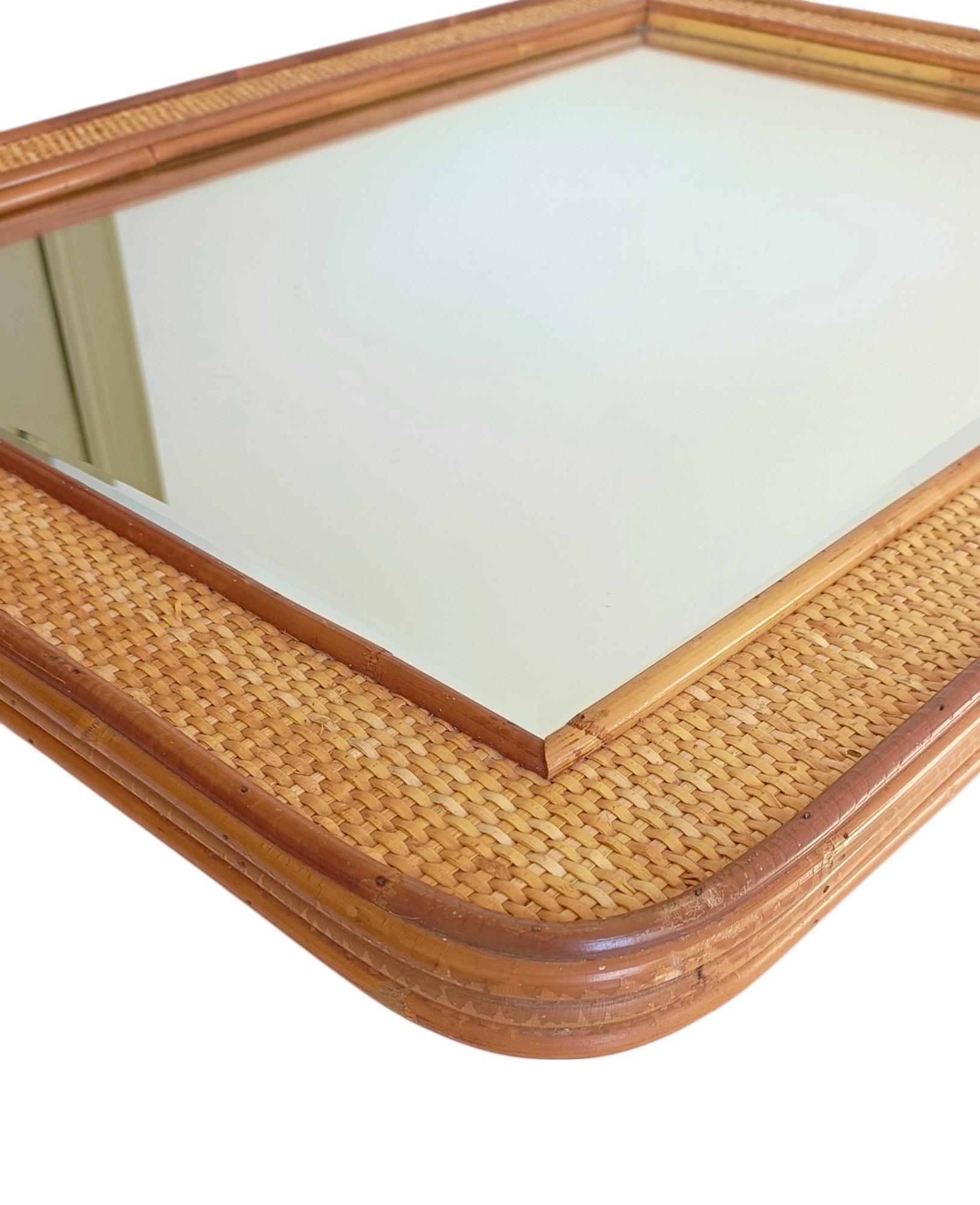 Specchio da parete in rattan e vimini intrecciato in stile Dior, 1960 ca. In condizioni buone in vendita a Valencia, VC
