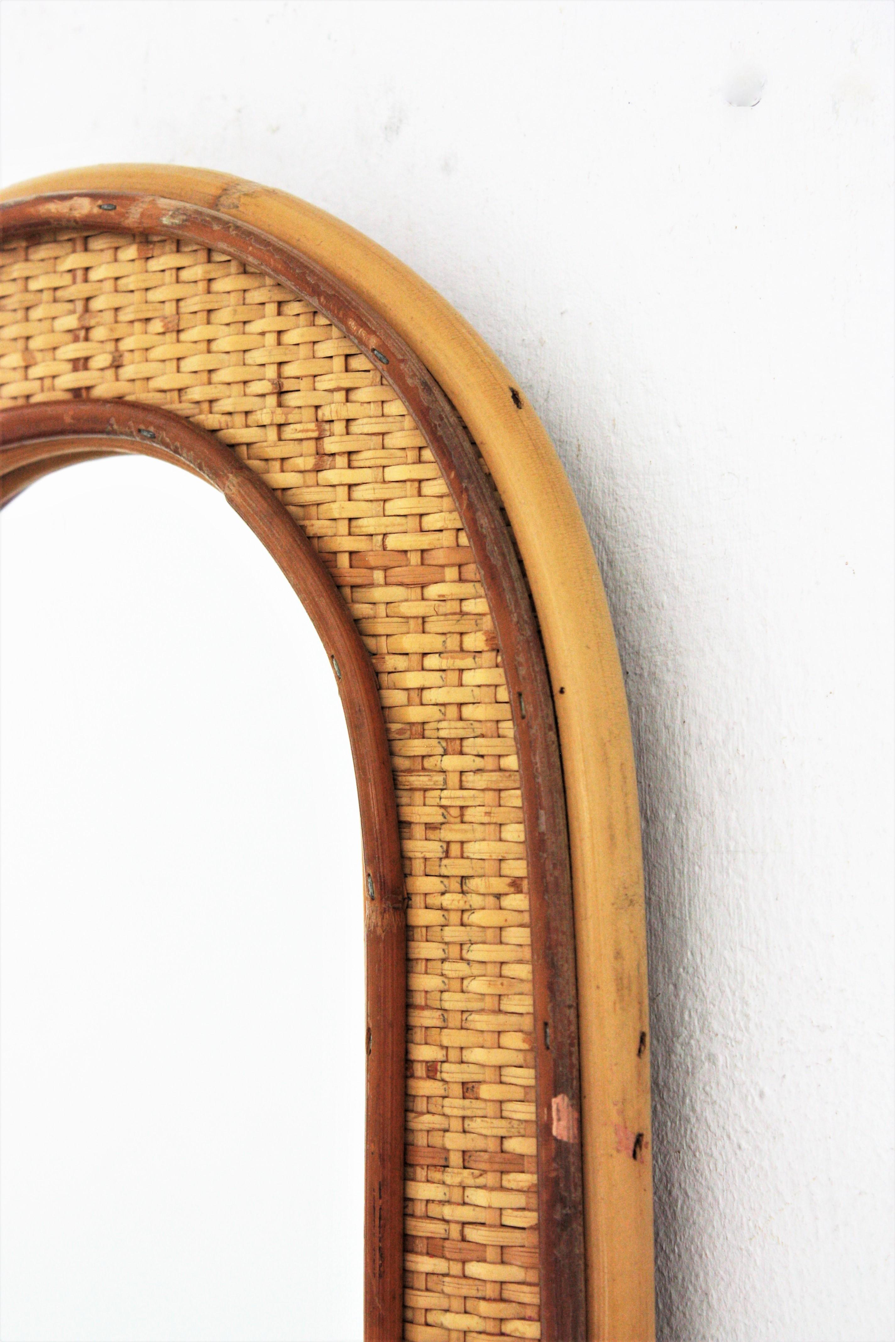 Rattan Woven Wicker Wall Mirror with Arched Top In Good Condition For Sale In Barcelona, ES
