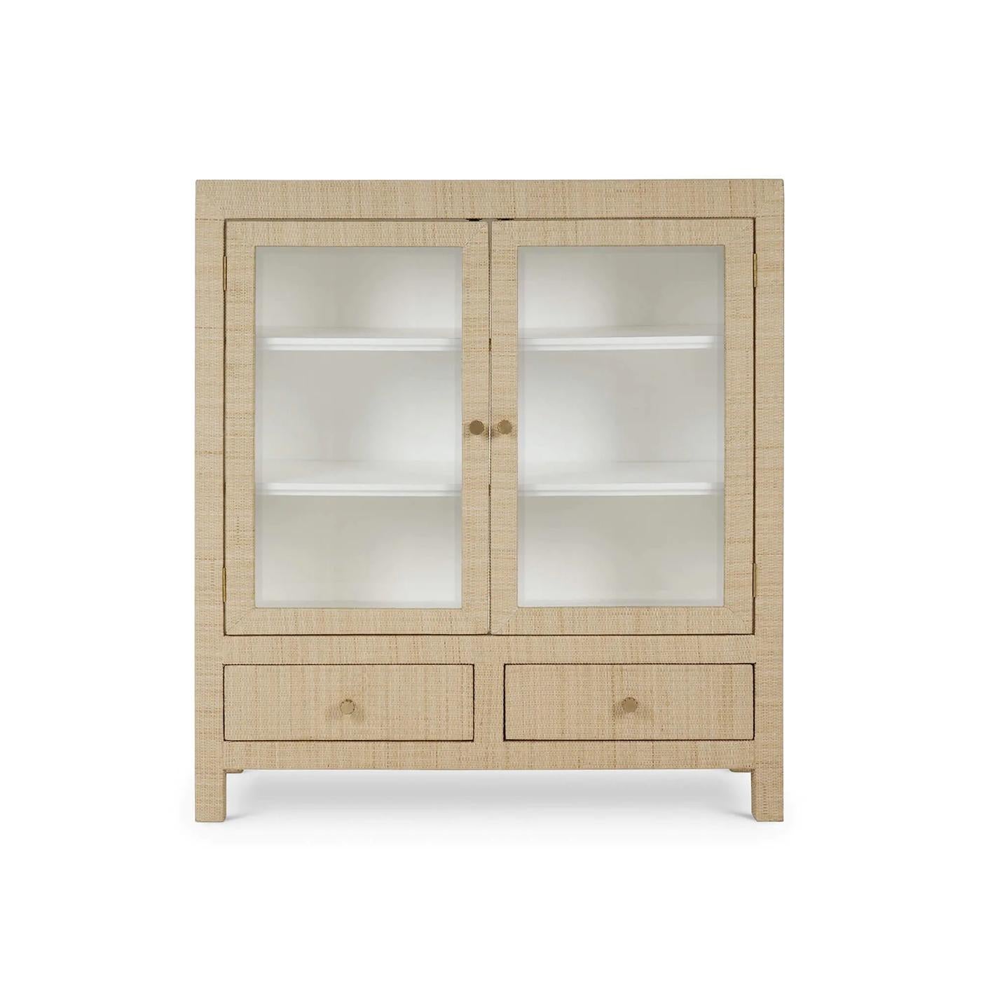 Avvolto da una finitura in rattan naturale e abbinato a un interno in True White, questo mobile dona consistenza, calore e leggerezza a qualsiasi ambiente. Le ante in vetro rivelano scaffali puliti per riporre gli oggetti da esporre, mentre i due