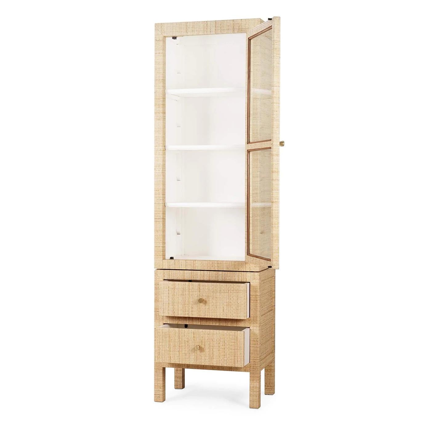 Avvolto da una finitura in rattan naturale e abbinato a un interno in True White, questo mobile dona consistenza, calore e leggerezza a qualsiasi ambiente. Un'anta in vetro rivela scaffalature pulite per riporre gli oggetti in mostra, mentre due
