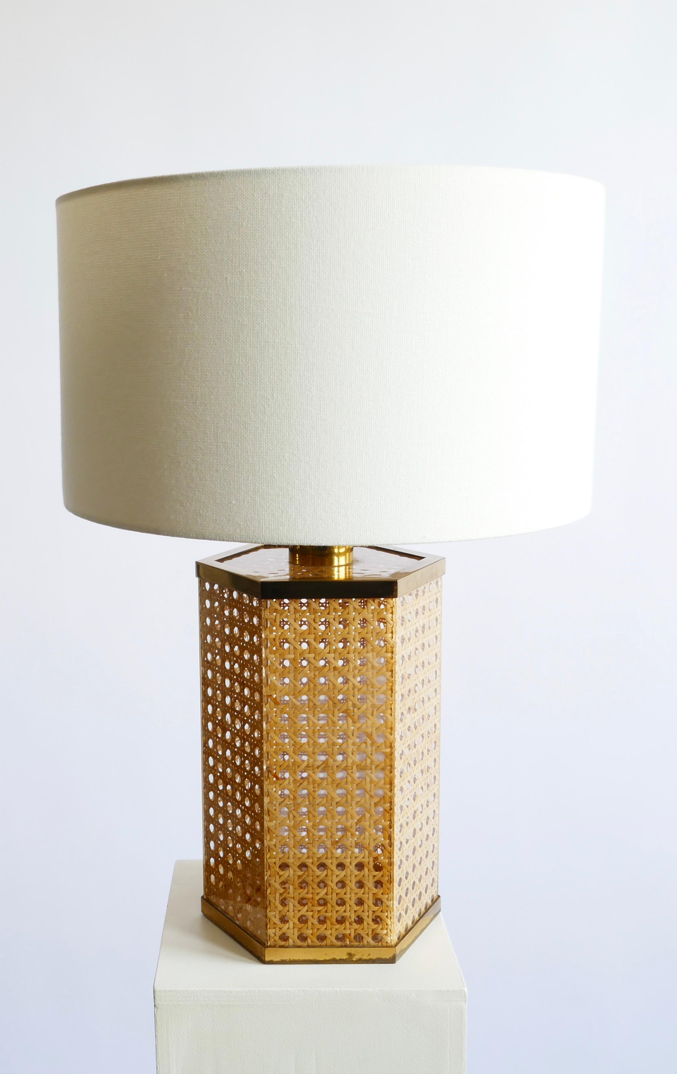 An Hexagonal base table lamp in Rattan and Lucite with Brass finishing, Italy 1970s
Measure: H 26cm
W 18cm
D 15cm
H with Shade 50cm
New Lampshade.