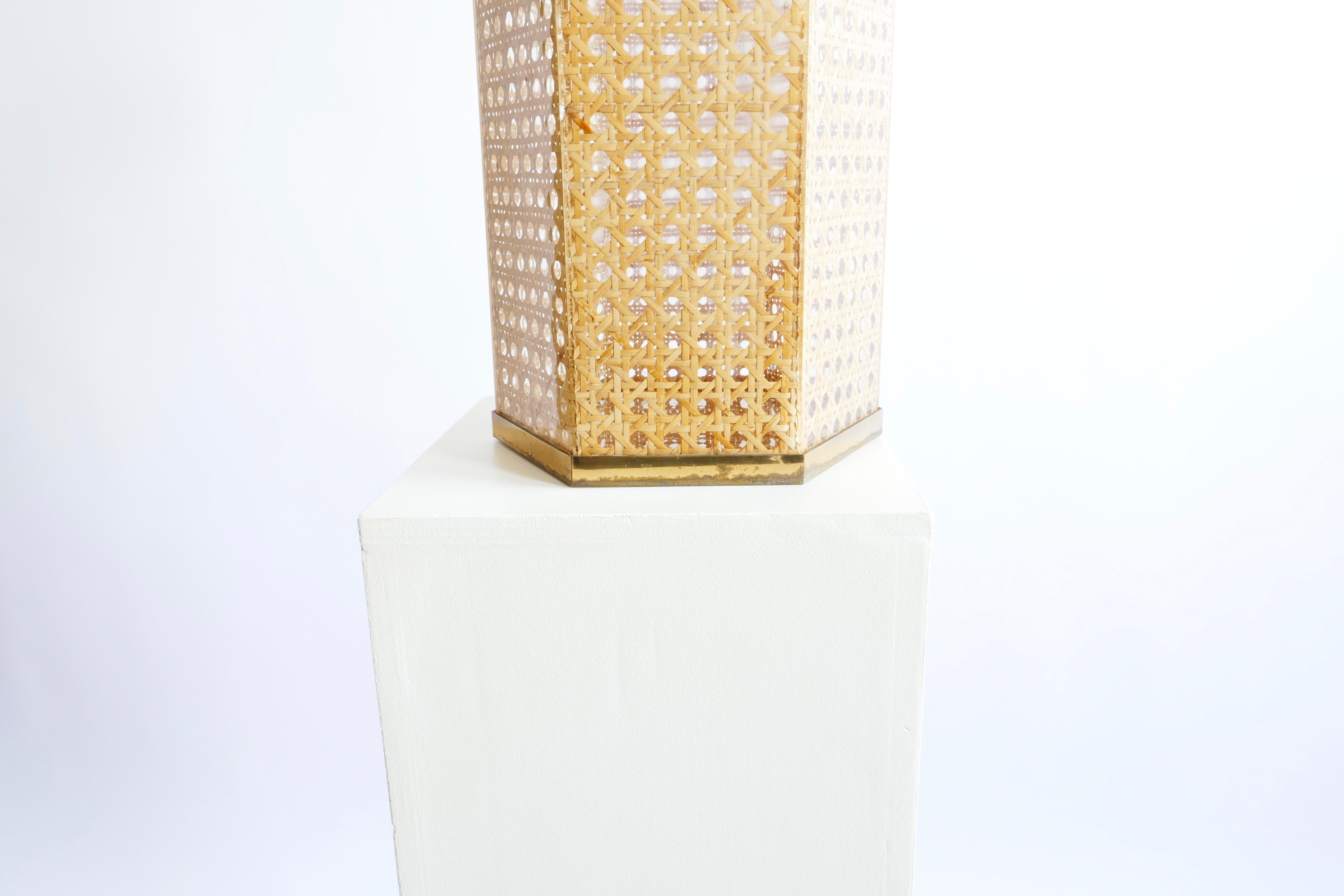Rattan, Lucite and Brass Table Lamp, Italy, 1970s In Good Condition In London, GB