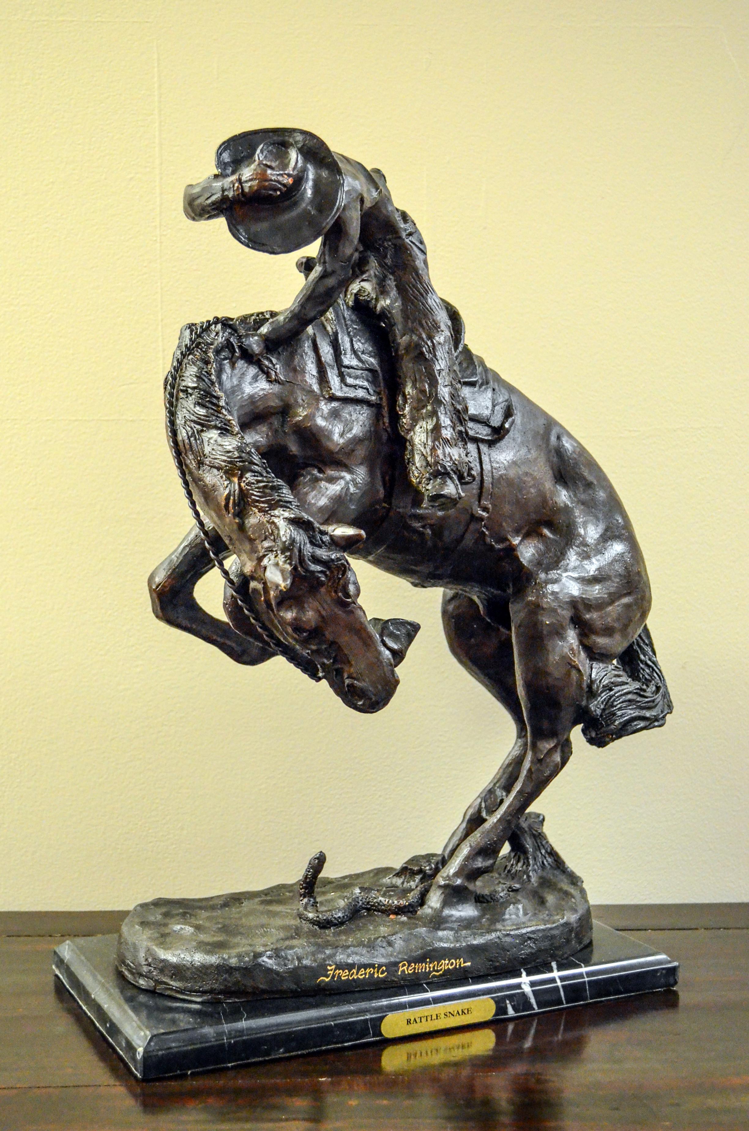 Scultura in bronzo con serpente a sonagli su base di marmo, (after) Frederic Remington in vendita 3
