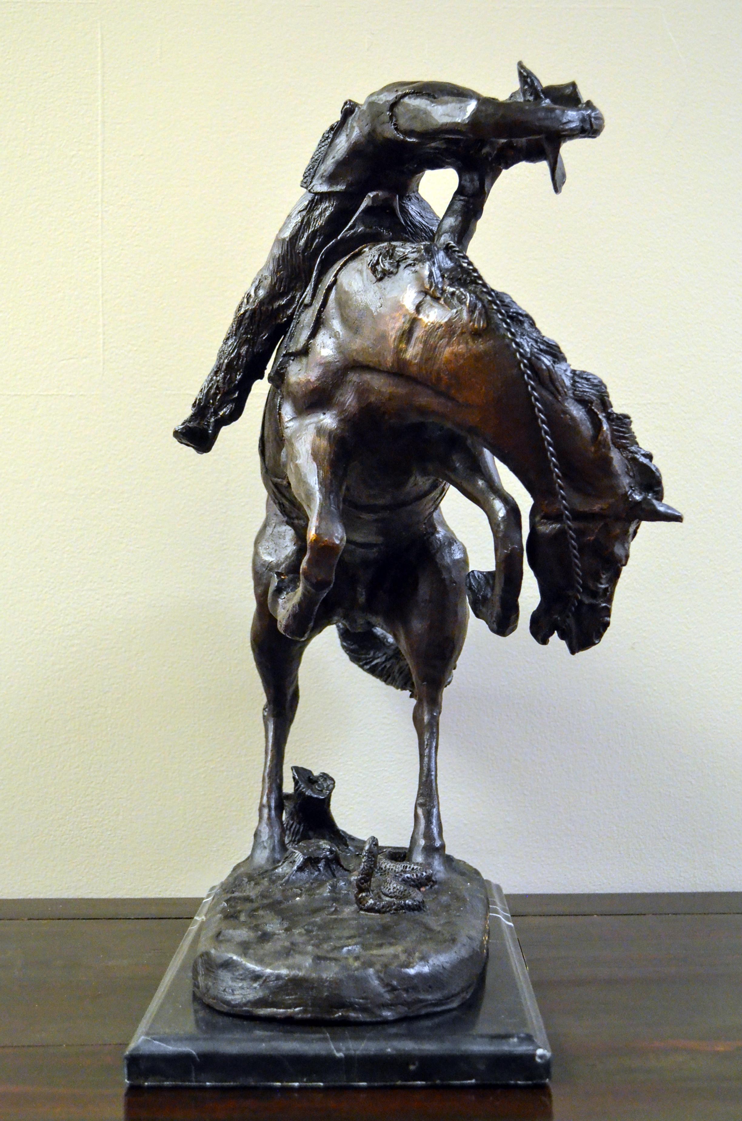 Scultura in bronzo con serpente a sonagli su base di marmo, (after) Frederic Remington in vendita 4