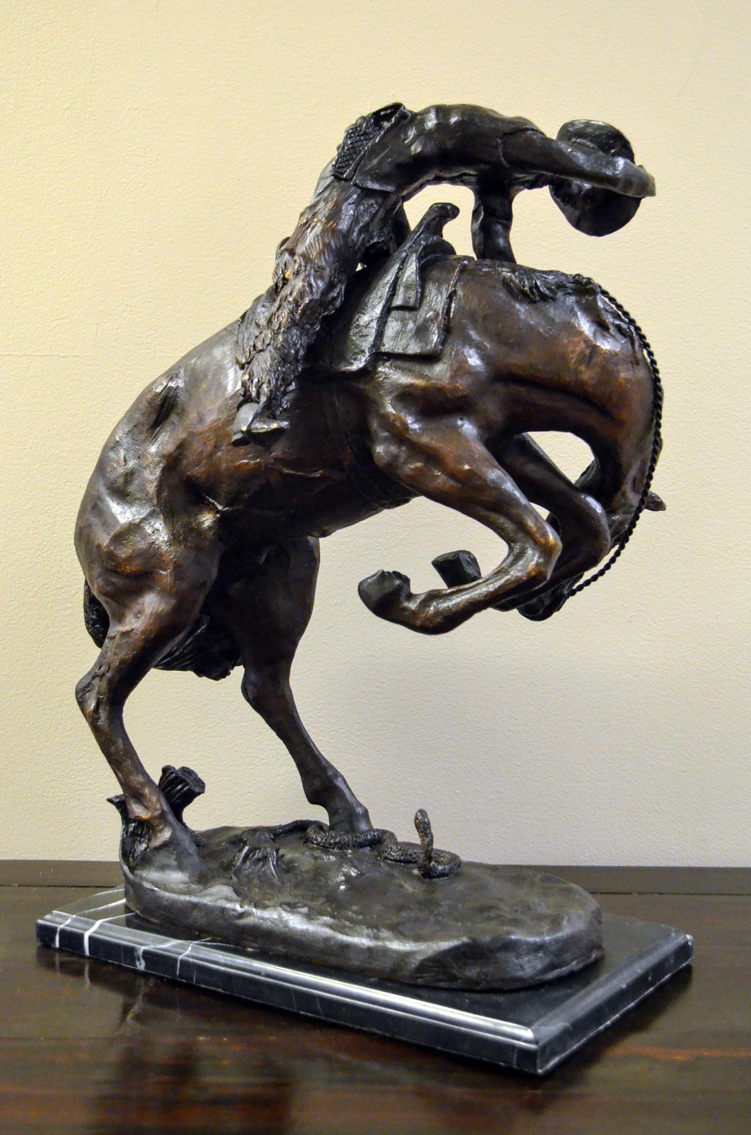 Scultura in bronzo con serpente a sonagli su base di marmo, (after) Frederic Remington in vendita 5
