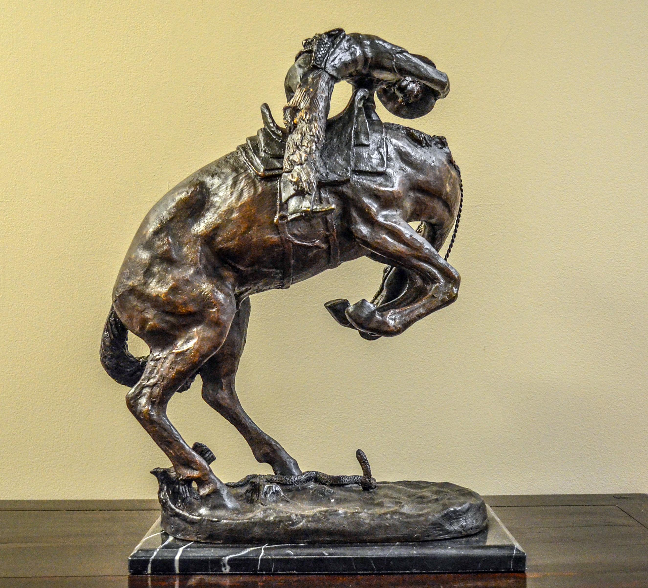 Il serpente a sonagli, una scultura in bronzo fuso dell'artista americano Frederic Remington su base di marmo. Ricca di un'enorme tensione drammatica, questa scultura in bronzo raffigura una scena del vecchio West americano particolarmente cara a