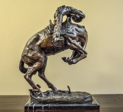 Klapperschlange Bronzeskulptur auf Marmorsockel, nach Frederic Remington