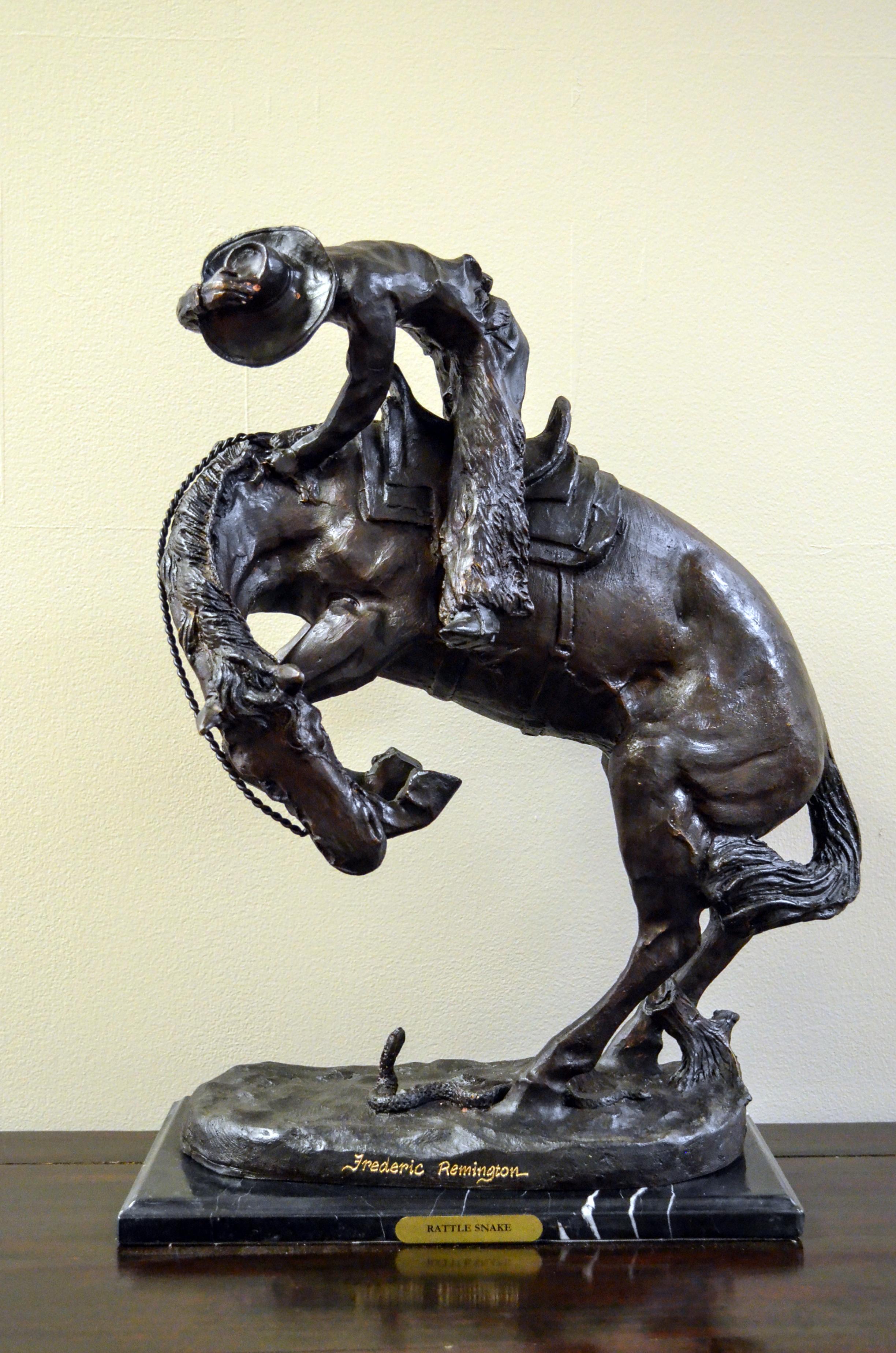Scultura in bronzo con serpente a sonagli su base di marmo, (after) Frederic Remington in vendita 2