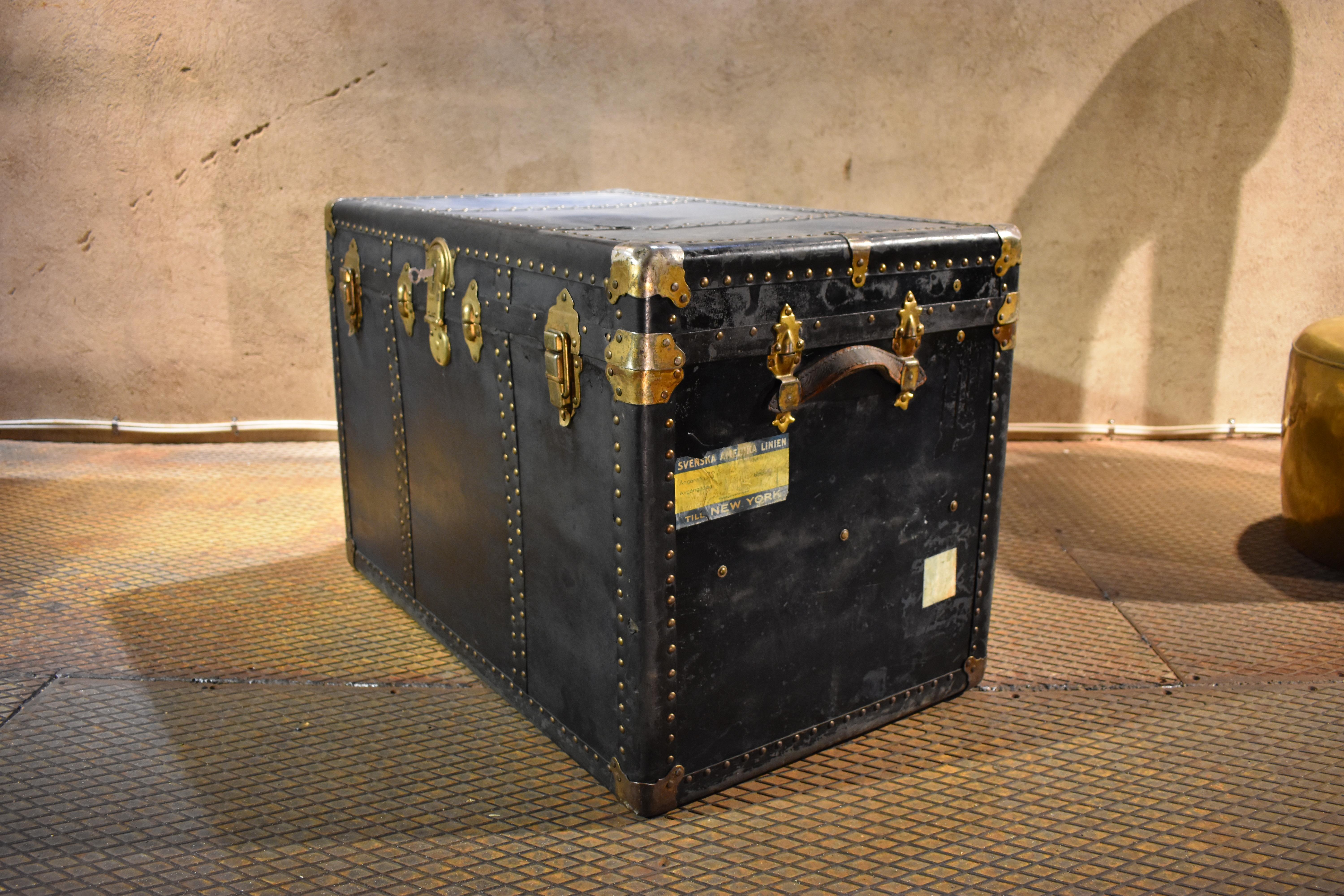 Rauchbach goldsmith vintage travel trunk Swedish American line, 1920s

Initials G.A 
Documented travels from Sweden to America several times.
Excellent patina and highly decorative.