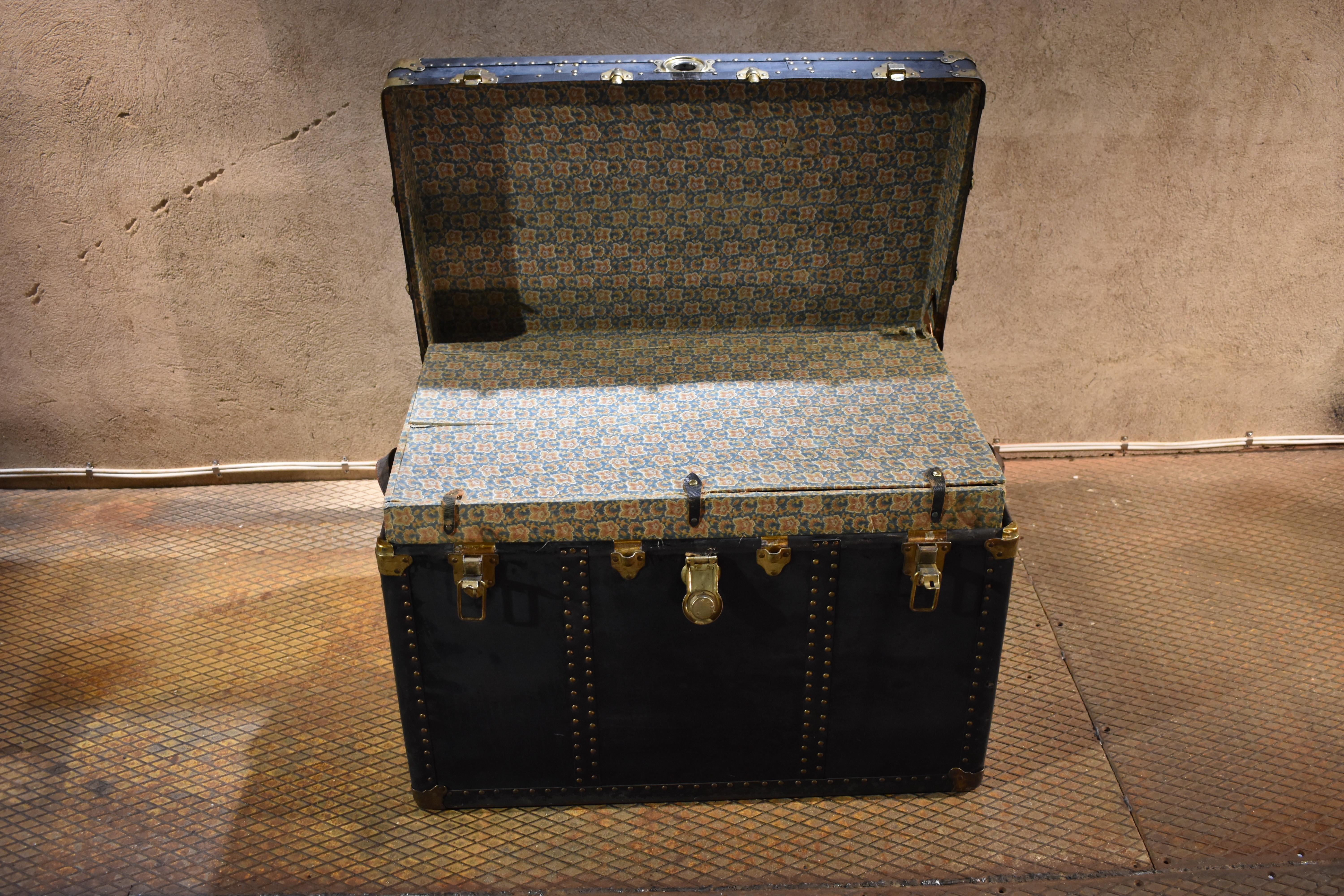 American Classical Rauchbach Goldsmith Vintage Travel Trunk Swedish American Line, 1920s