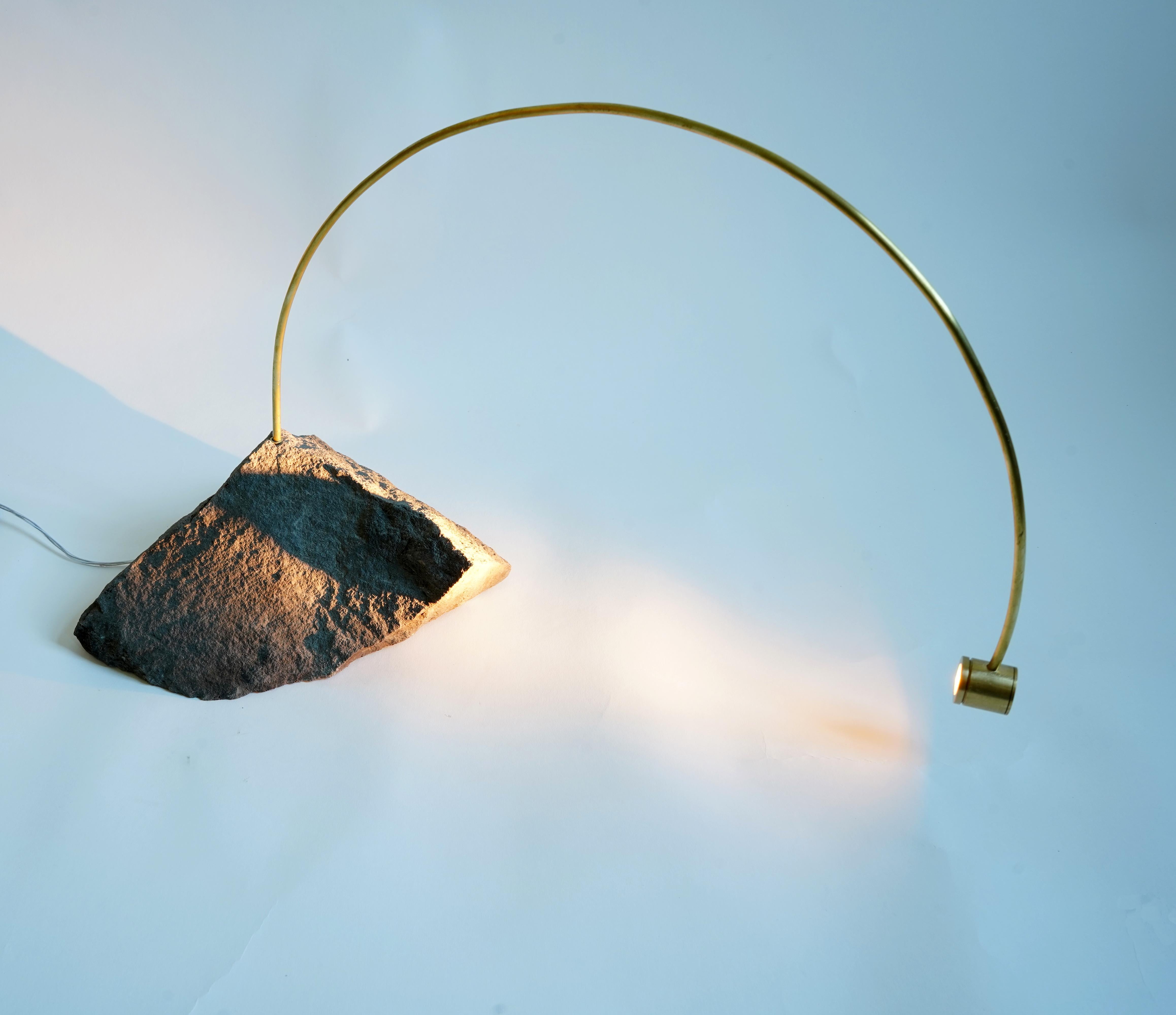 Lampada da tavolo Greywacke in pietra e ottone di Johannes Hemann in vendita 3