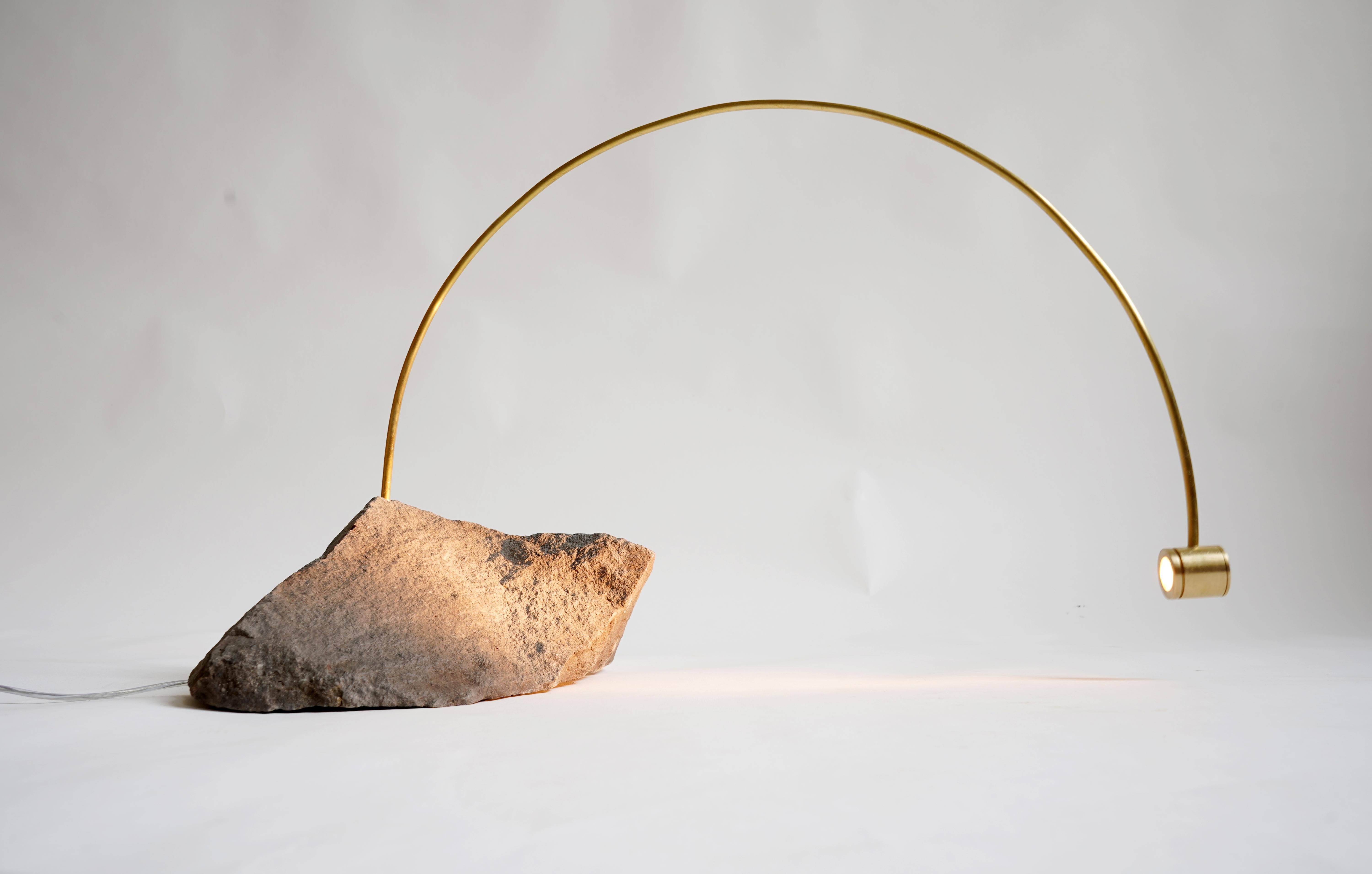 Lampada da tavolo Greywacke in pietra e ottone di Johannes Hemann
Dimensioni: D 20 x L 40 x H 20 cm.
Materiali: Ottone e pietra.

Tutte le nostre lampade possono essere cablate a seconda del Paese. Se viene venduto negli Stati Uniti, sarà cablato