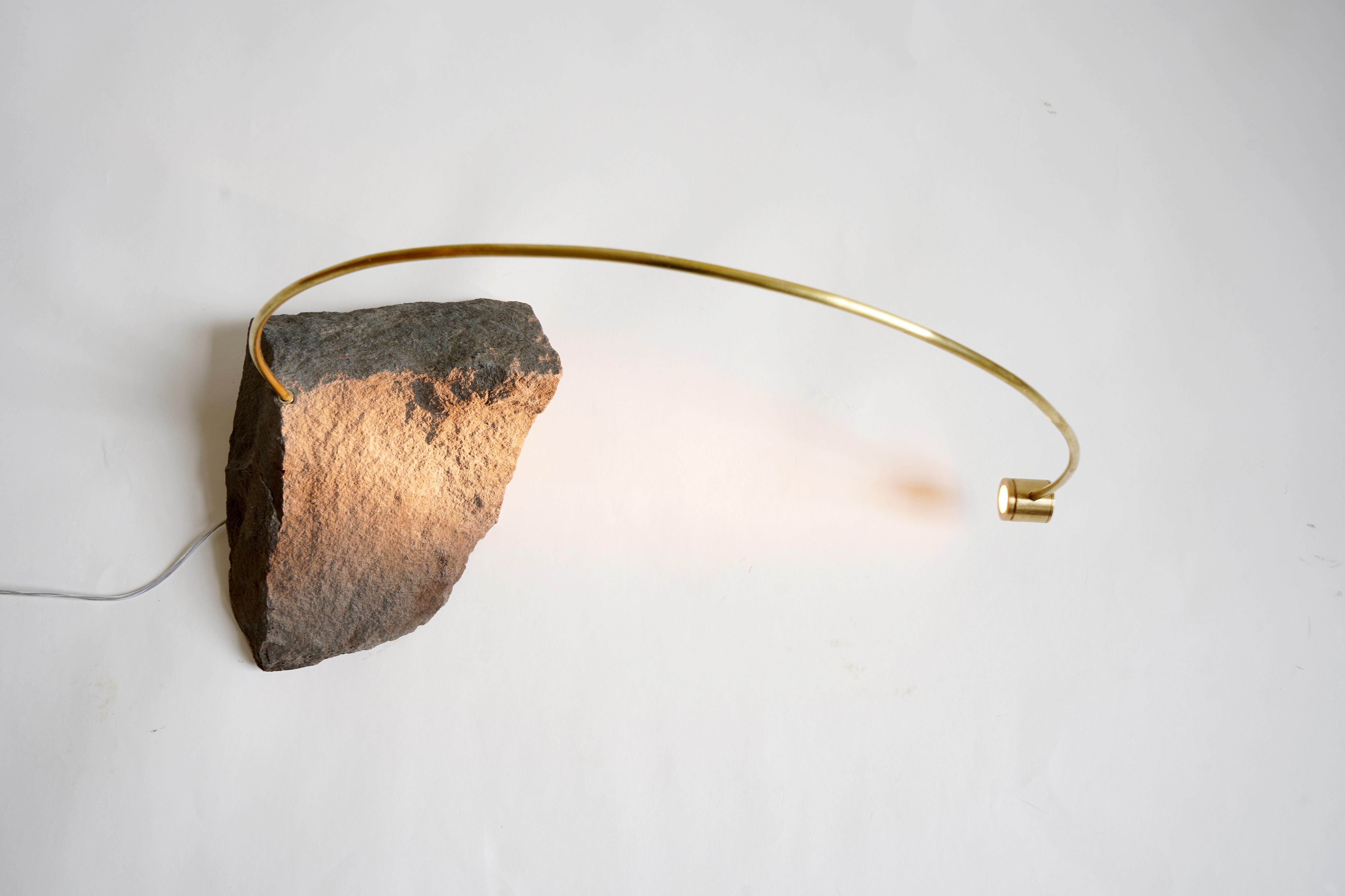 Lampada da tavolo Greywacke in pietra e ottone di Johannes Hemann In condizioni Nuovo in vendita a Geneve, CH