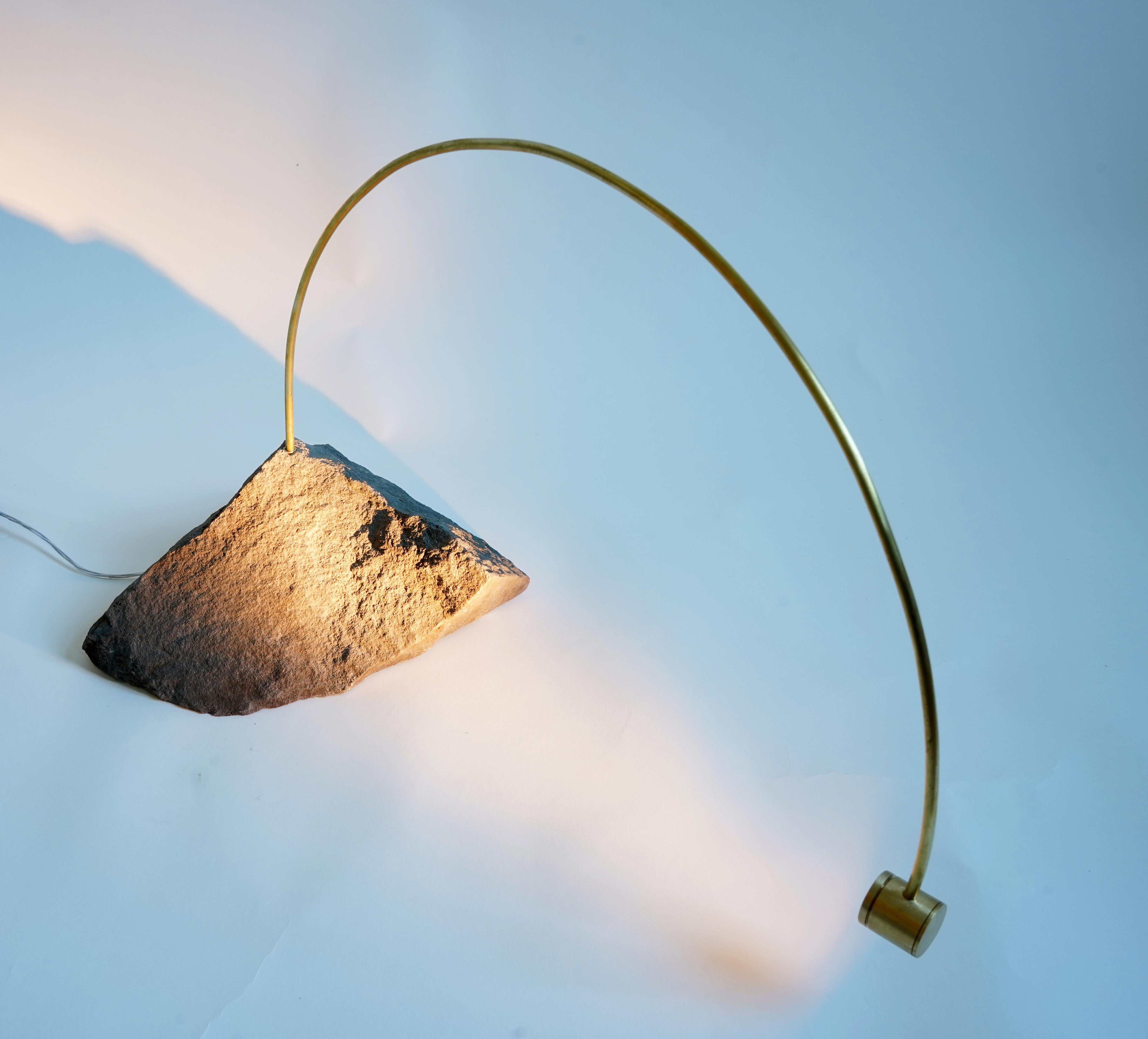 XXI secolo e contemporaneo Lampada da tavolo Greywacke in pietra e ottone di Johannes Hemann in vendita