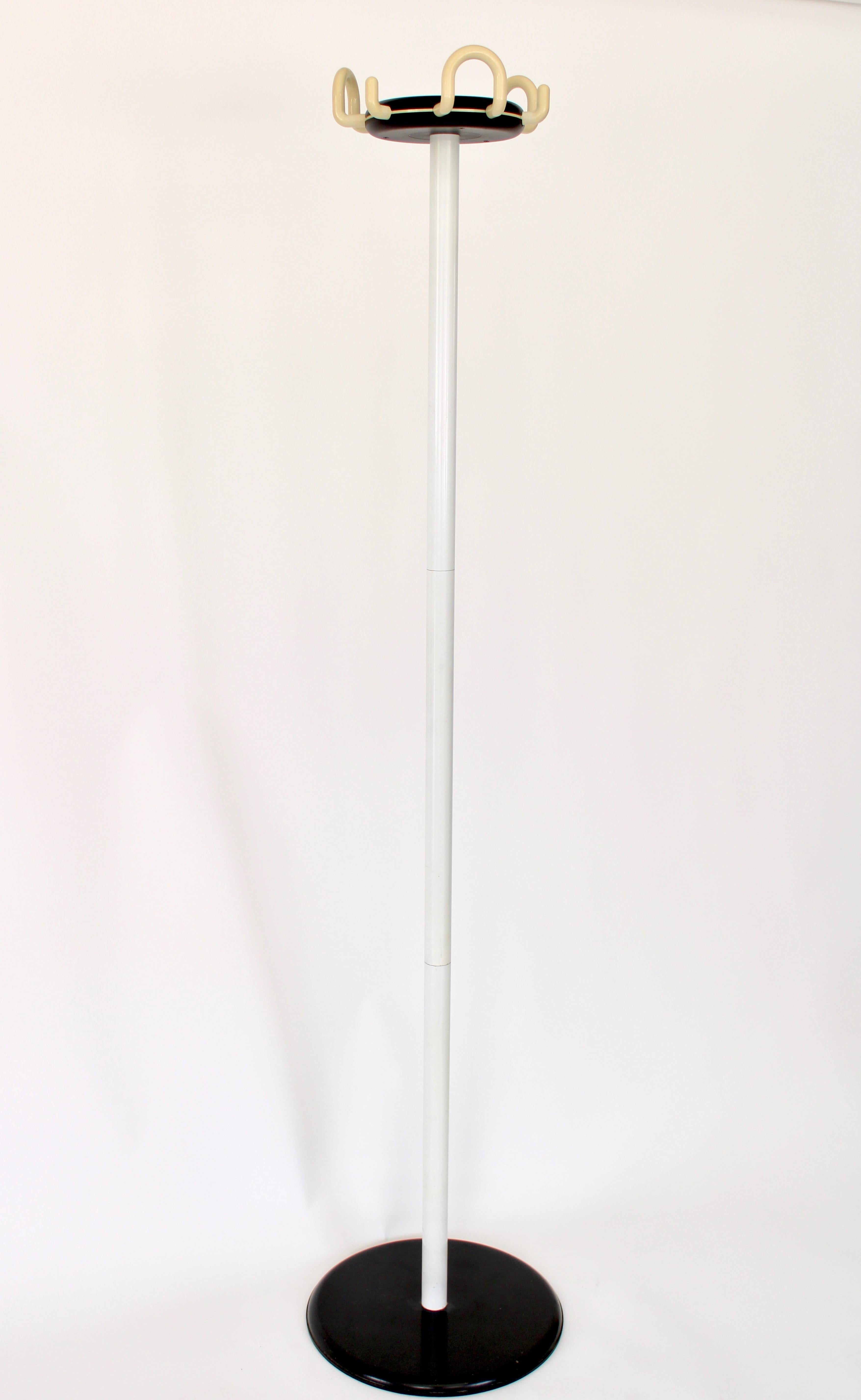 Porte-manteau design classique mais toujours à la mode modèle 999 Aiuto noir et blanc pour Rexite par Raul Barberi et Georgio Marianelli.
Tête et crochets en plastique polymère technique, jambe en acier verni ou chromé, base en acier avec couvercle