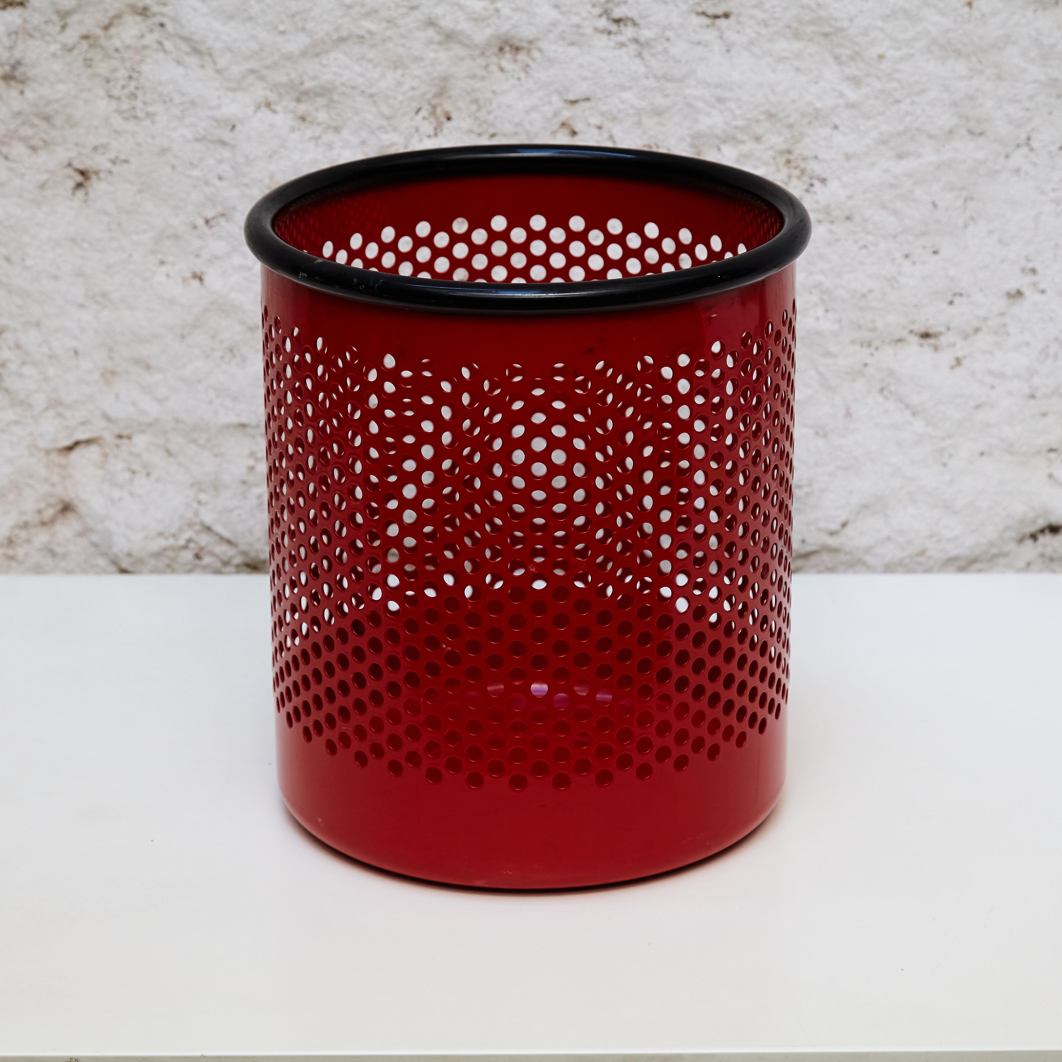 Basket 'Cribbio' by Raul Barbieri and Giorgio Marianelli.

Manufactured in Italy, circa 1980.

In good original condition, with consistent with age and use, preserving a beautiful patina with some scratches.

Dimensions: 
Diam 15 cm x H 54