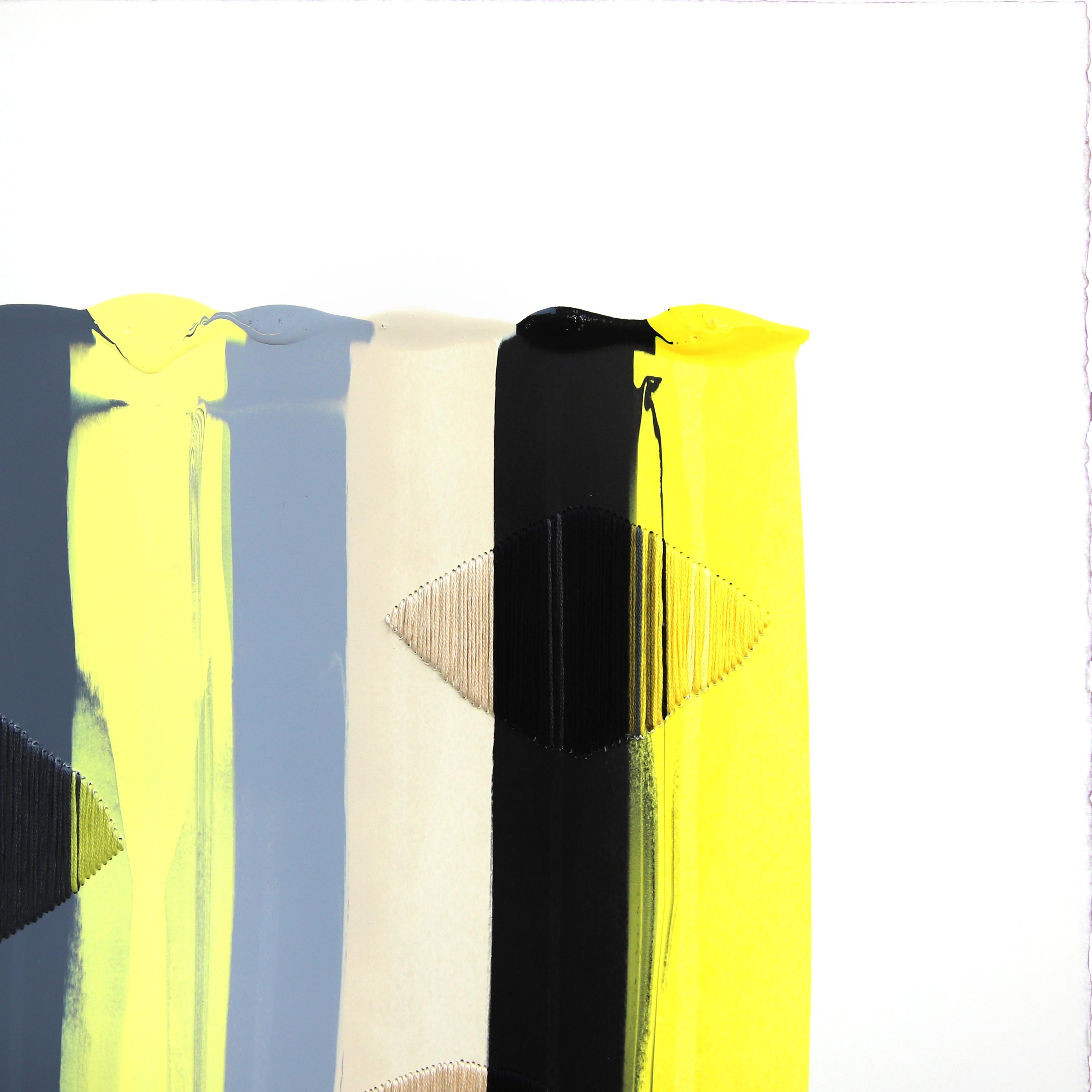 Fils I Colors DCLXII - Abstrakte zeitgenössische gestickte Textilkunst auf Papier (Gelb), Abstract Painting, von Raul de la Torre