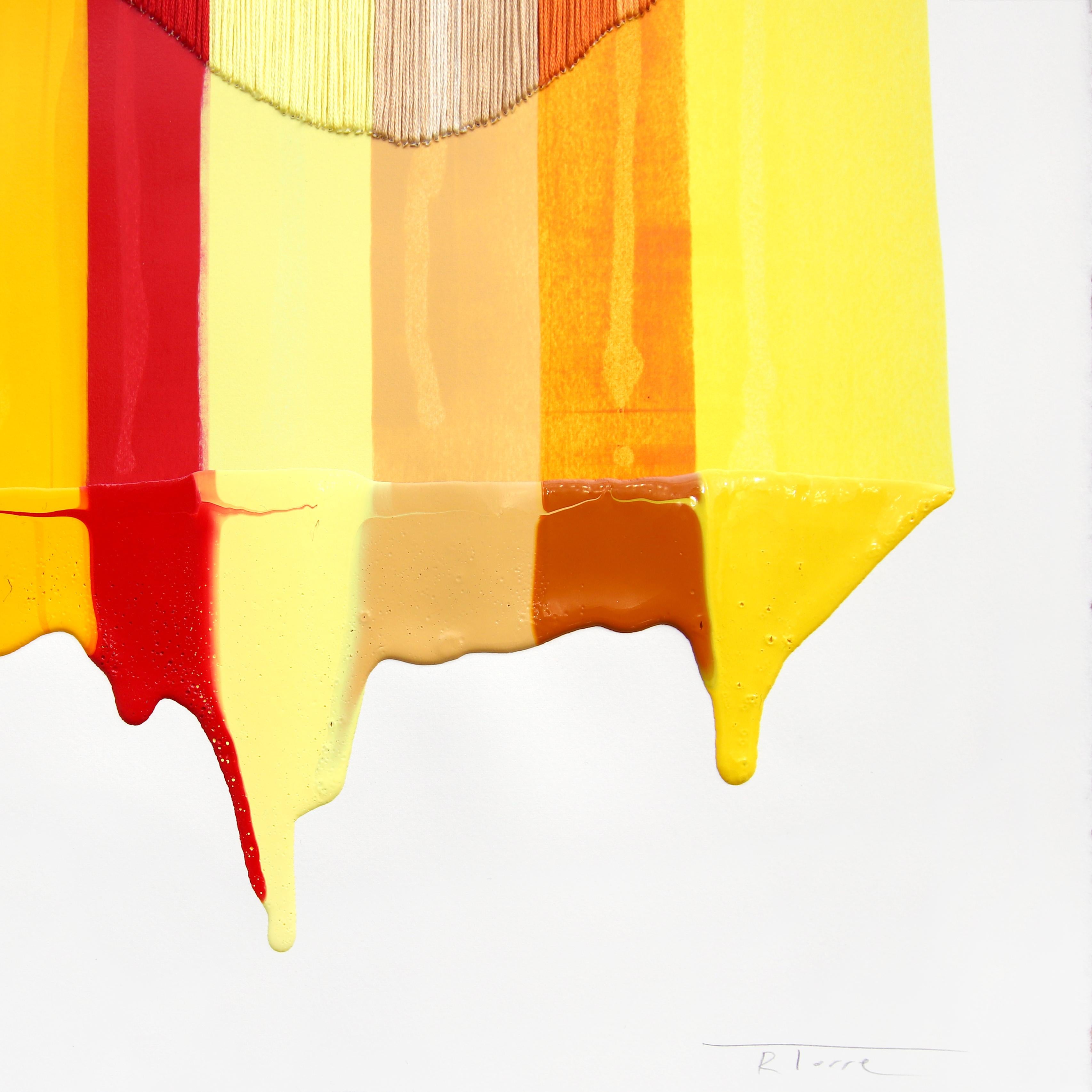 Le vibranti opere astratte a tecnica mista di Raul de la Torre, artista originario di Barcellona, rendono omaggio ai tessuti. De La Torre lascia che i materiali prendano il sopravvento durante il processo e collabora con l'inaspettato per creare