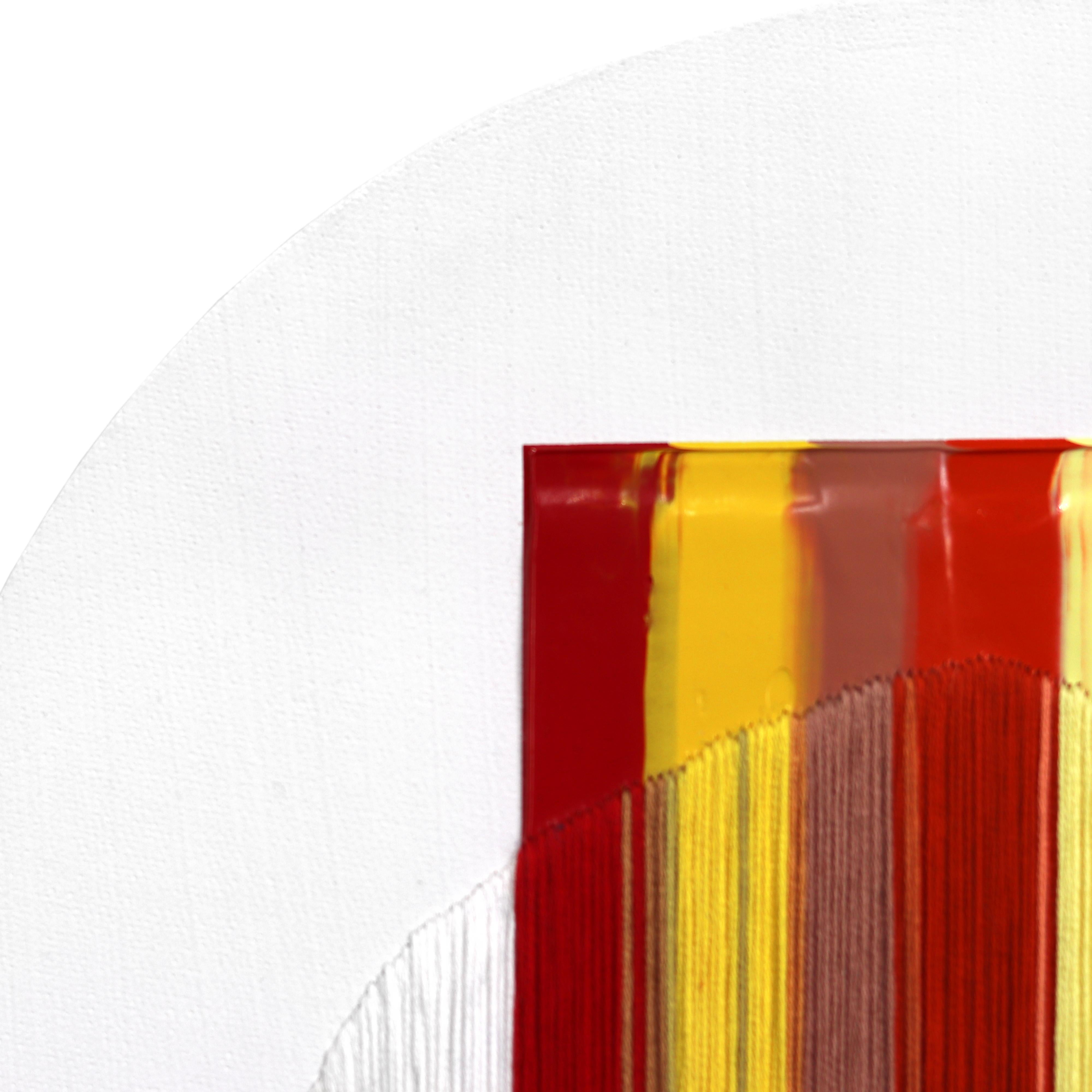 Le vibranti opere astratte a tecnica mista di Raul de la Torre, artista originario di Barcellona, rendono omaggio ai tessuti. De La Torre lascia che i materiali prendano il sopravvento durante il processo e collabora con l'inaspettato per creare