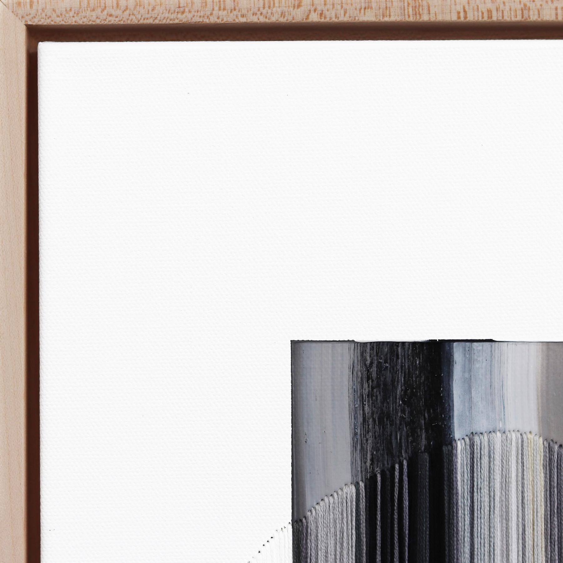 Il pezzo grigio irto è parte di un ponte - Arte astratta monocromatica incorniciata - Painting Astratto di Raul de la Torre