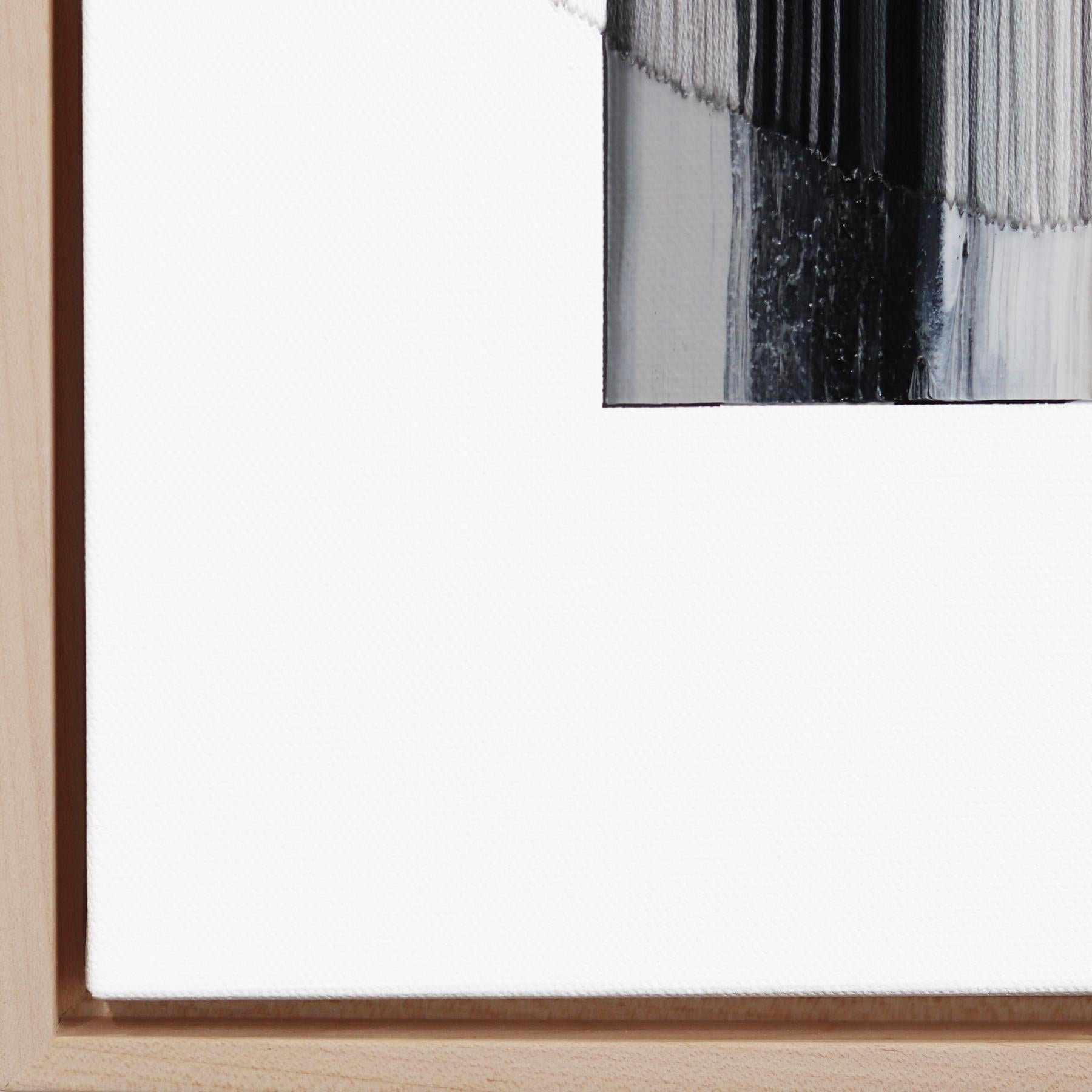 Il pezzo grigio irto è parte di un ponte - Arte astratta monocromatica incorniciata in vendita 2