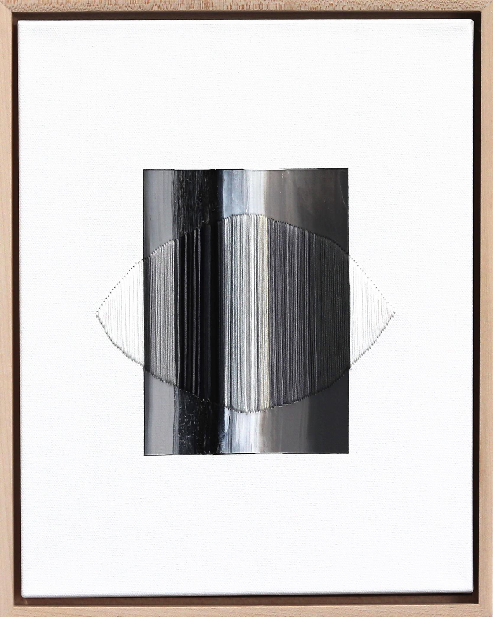 El trozo gris erizado forma parte de un puente - Arte abstracto monocromo enmarcado
