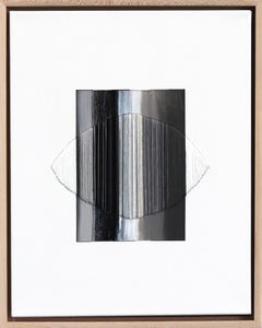 El trozo gris erizado forma parte de un puente - Arte abstracto monocromo enmarcado